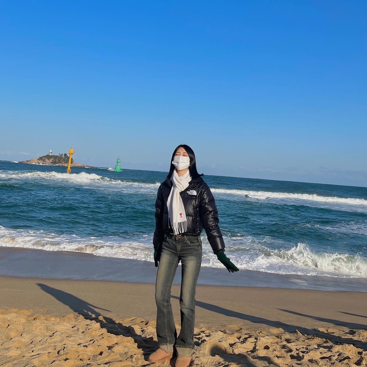 (W) The North Face Nuptse Short Jacket Black, AMI de Coeur Classic Muffler White 착용 스타일
