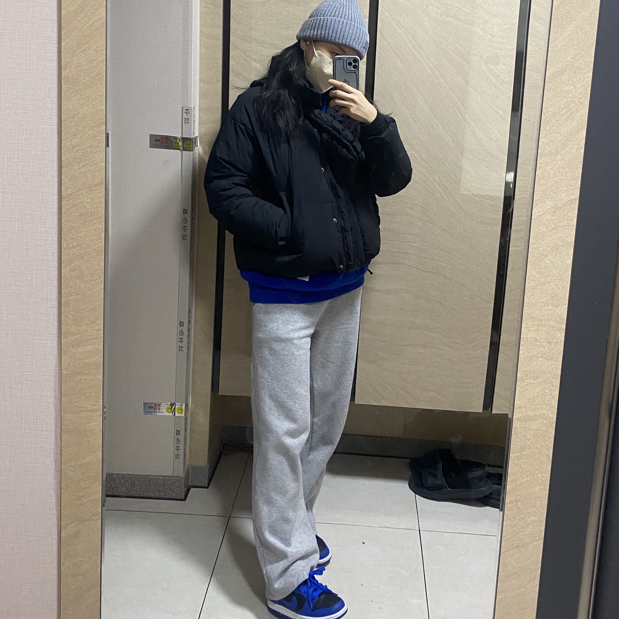 Nike Dunk Low Retro Hyper Cobalt, COS Quilted Oversized Shoulder Bag Black 착용 스타일 - 1