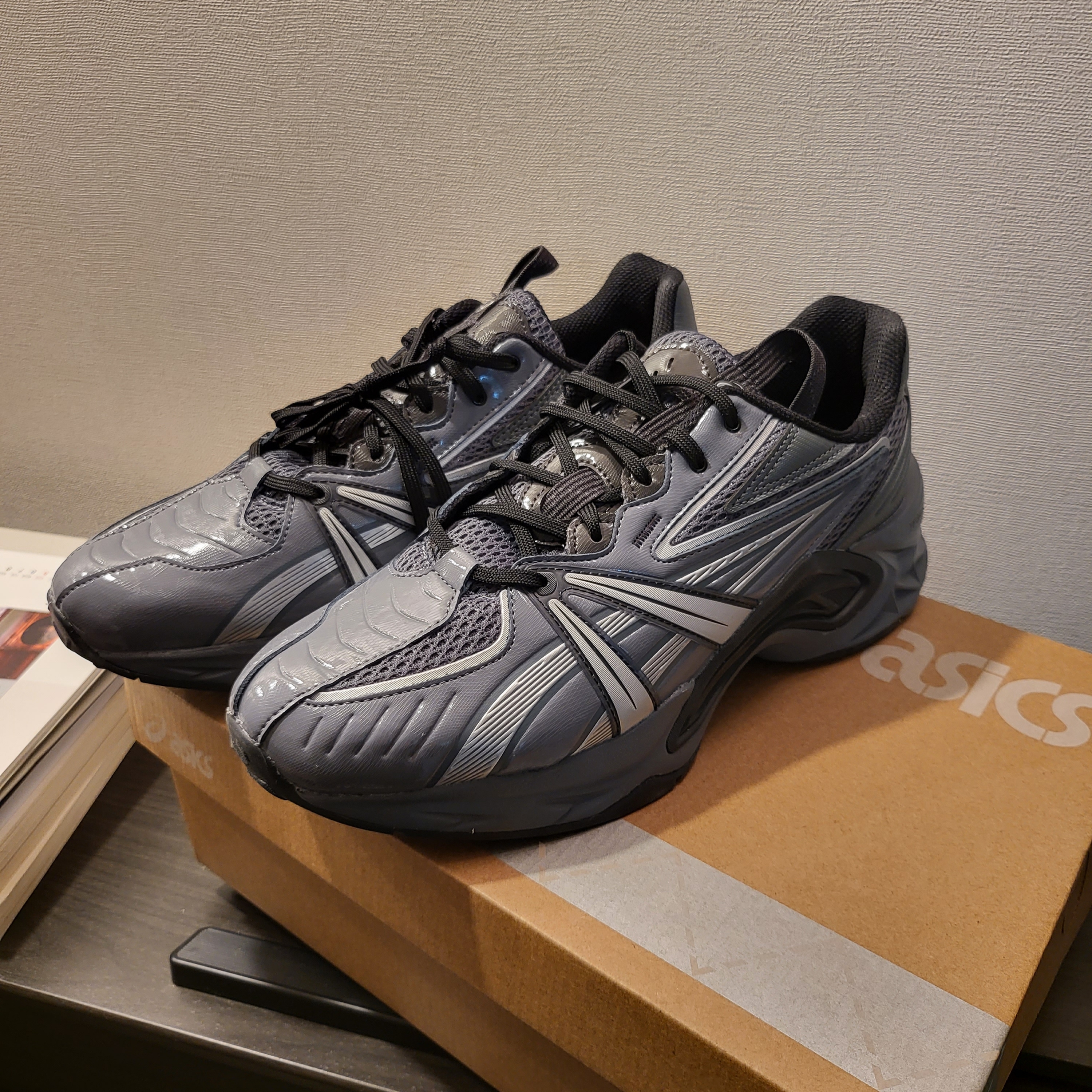Asics HN2-S Protoblast Steel Grey 착용 스타일