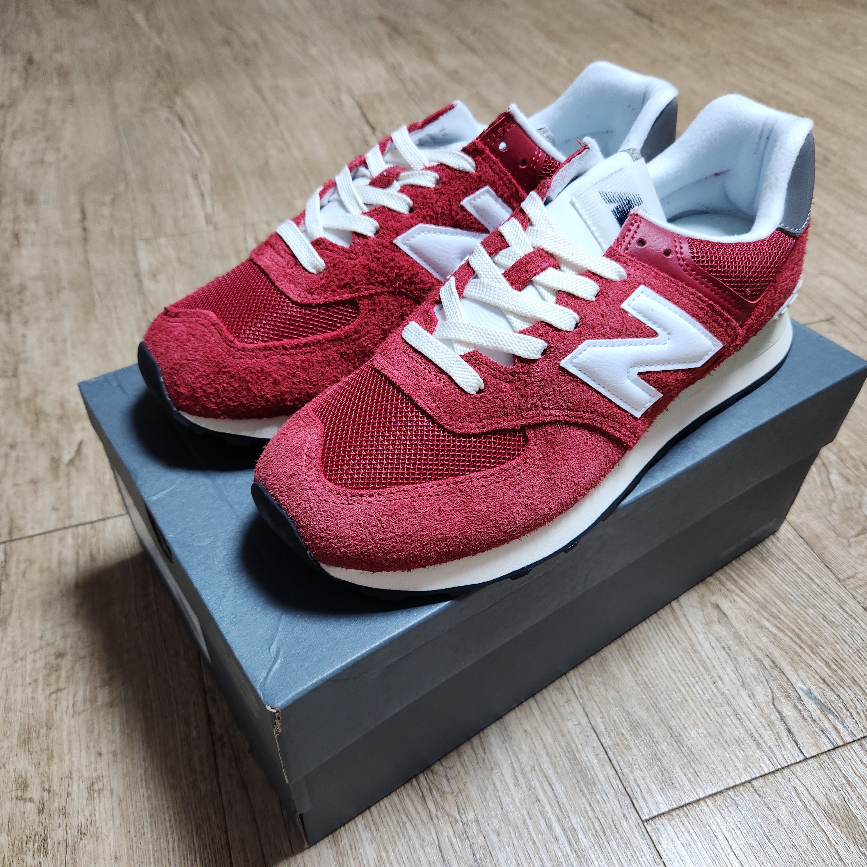 New Balance 574 Heritage Red 착용 스타일