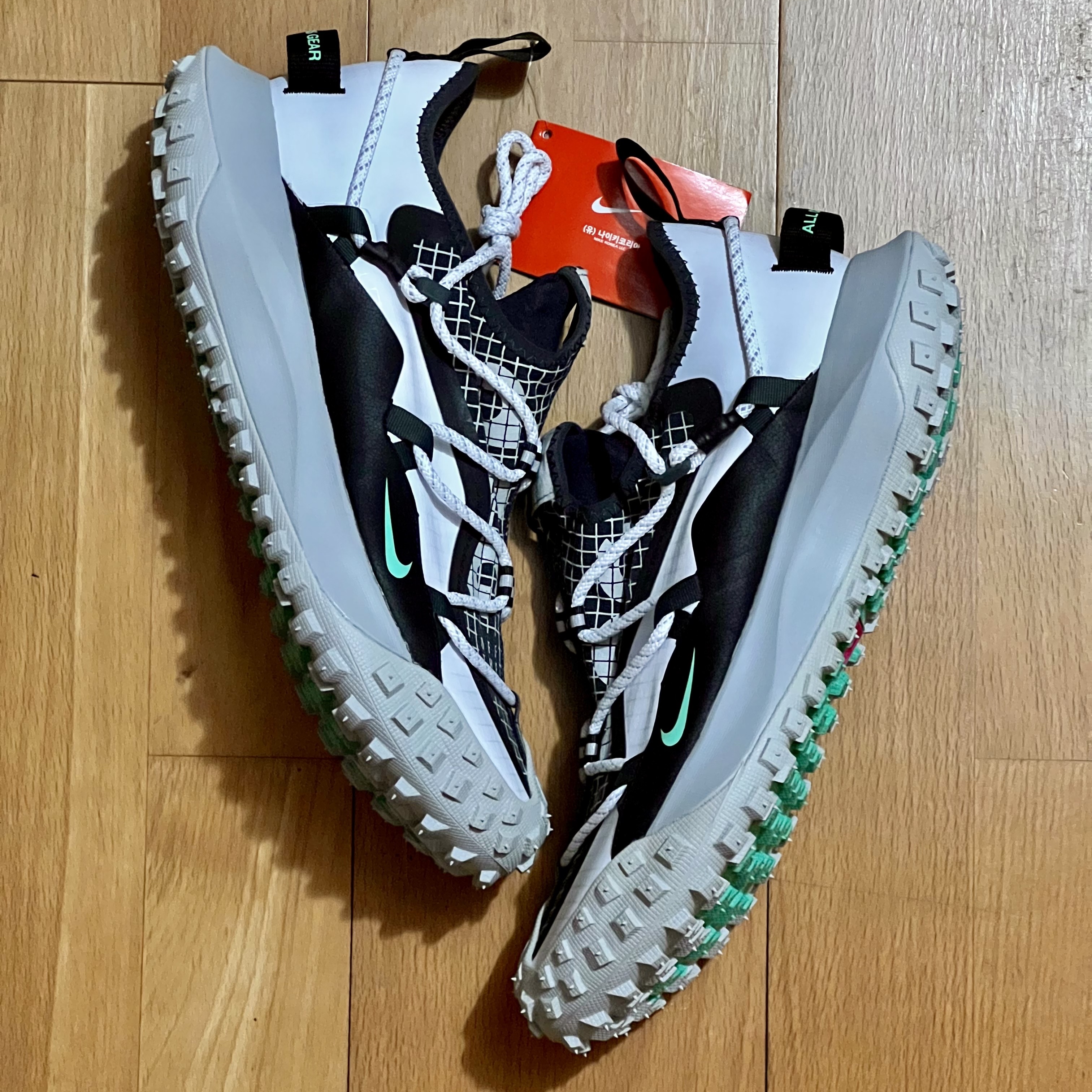 Nike ACG Mountain Fly Low SE White and Black 착용 스타일