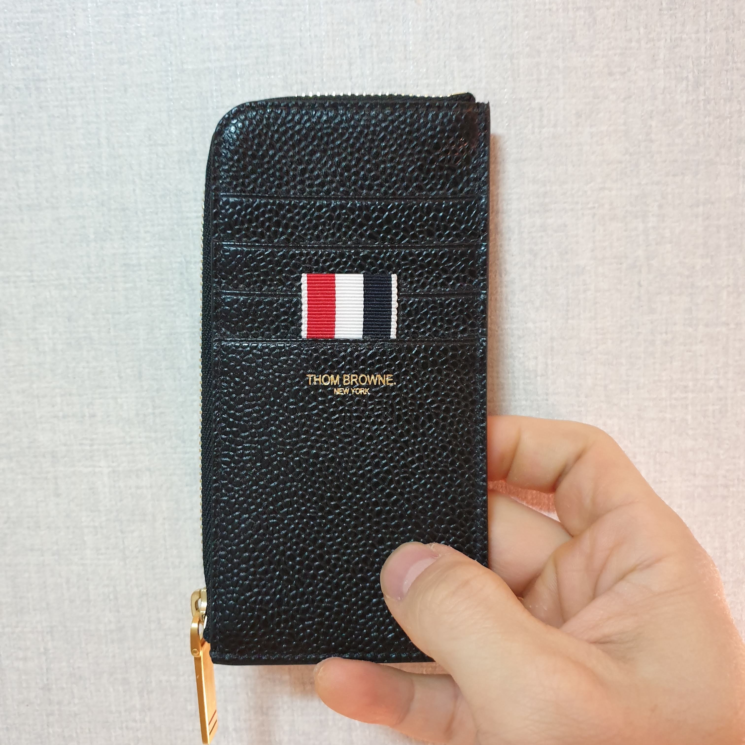 Thom Browne Pebble Grain Leather Stripe Zip-Around Wallet Black 착용 스타일 - 1