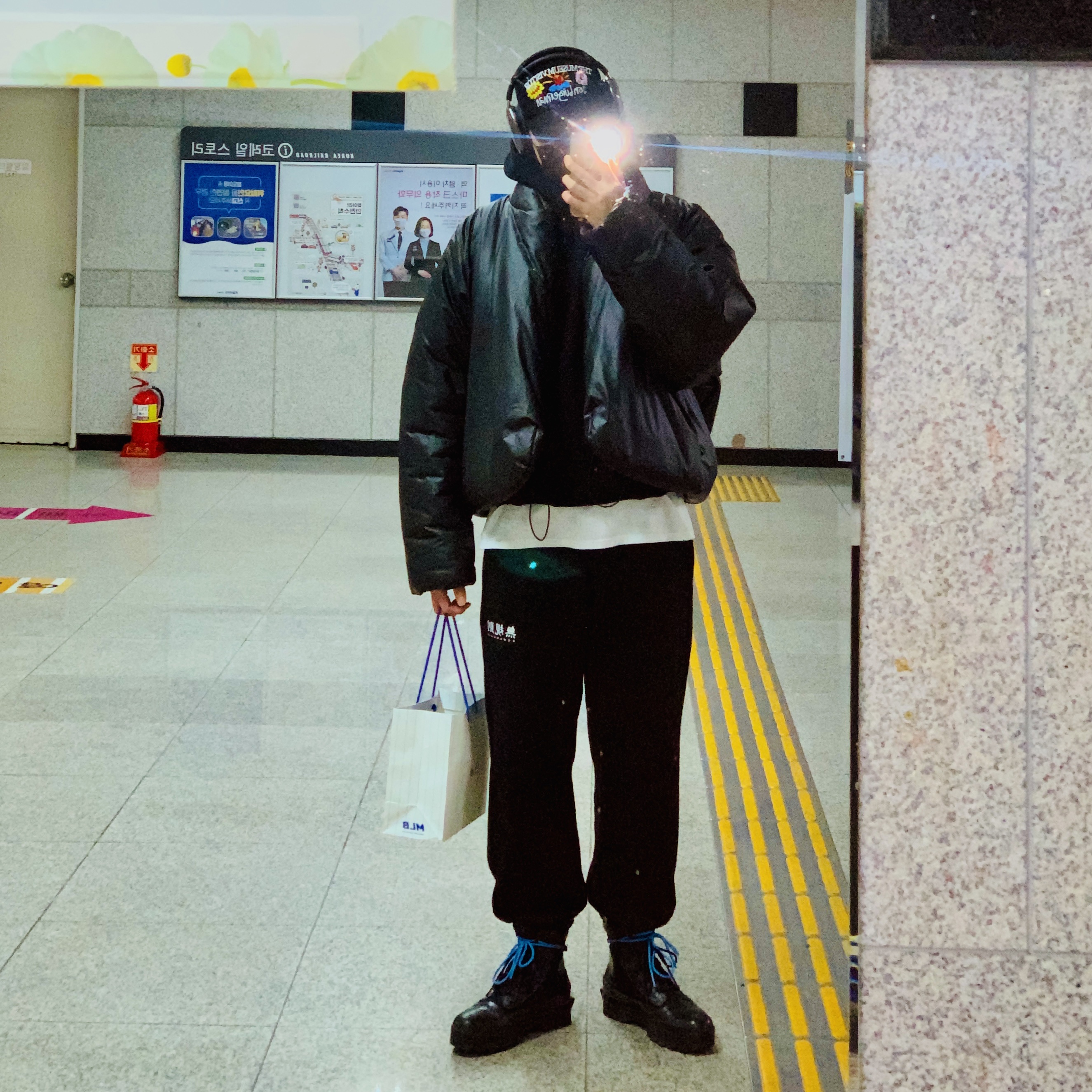 Yeezy Gap Round Jacket Black, Converse x Ambush Chuck Taylor All Star Duck Boot Black 착용 스타일