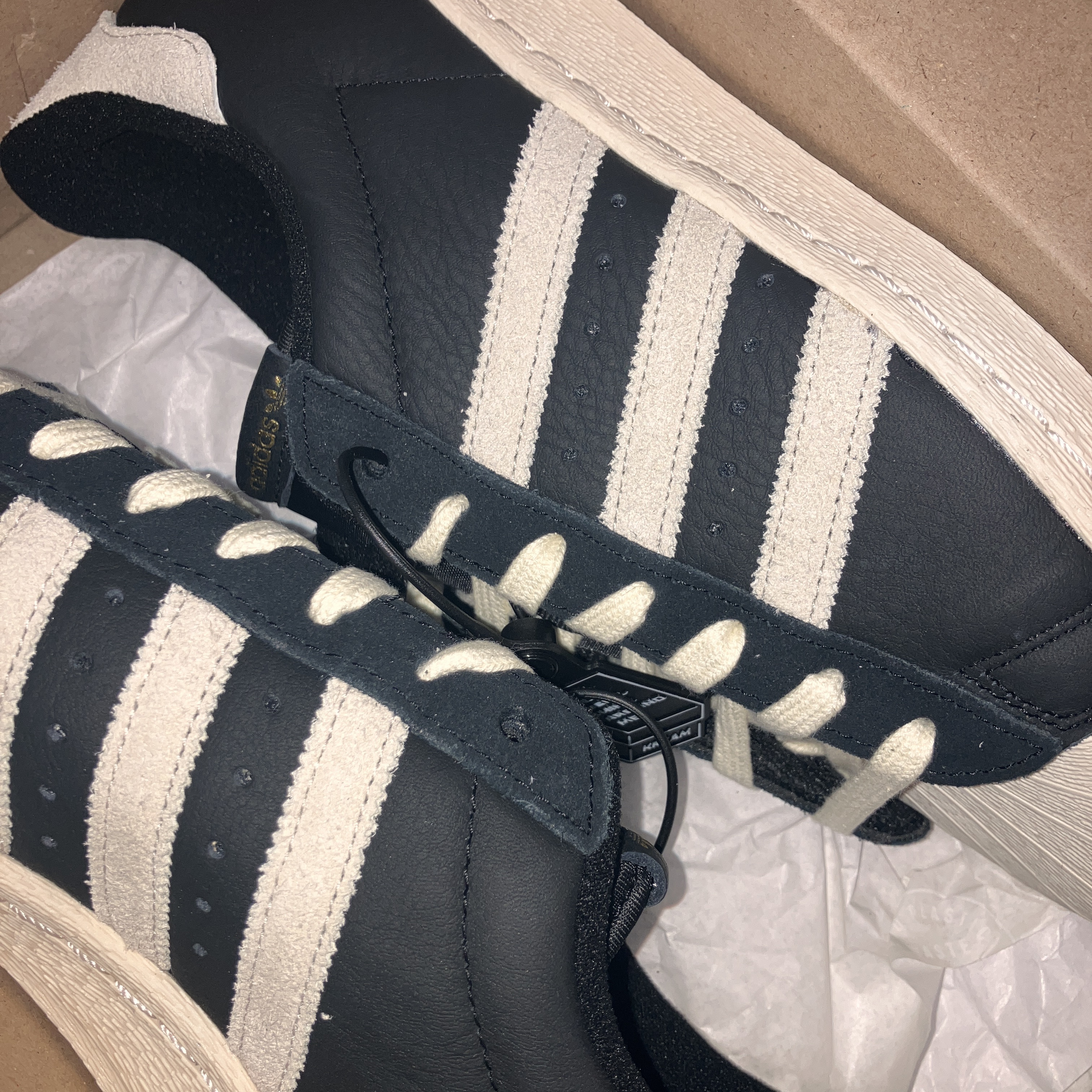 Adidas Superstar 82 Black White 착용 스타일 - 2