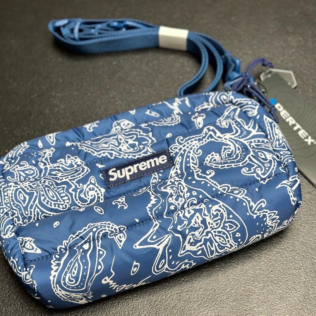 Supreme Puffer Side Bag Red Paisley - 22FW, Supreme Puffer Side Bag Blue Paisley - 22FW 착용 스타일 - 2