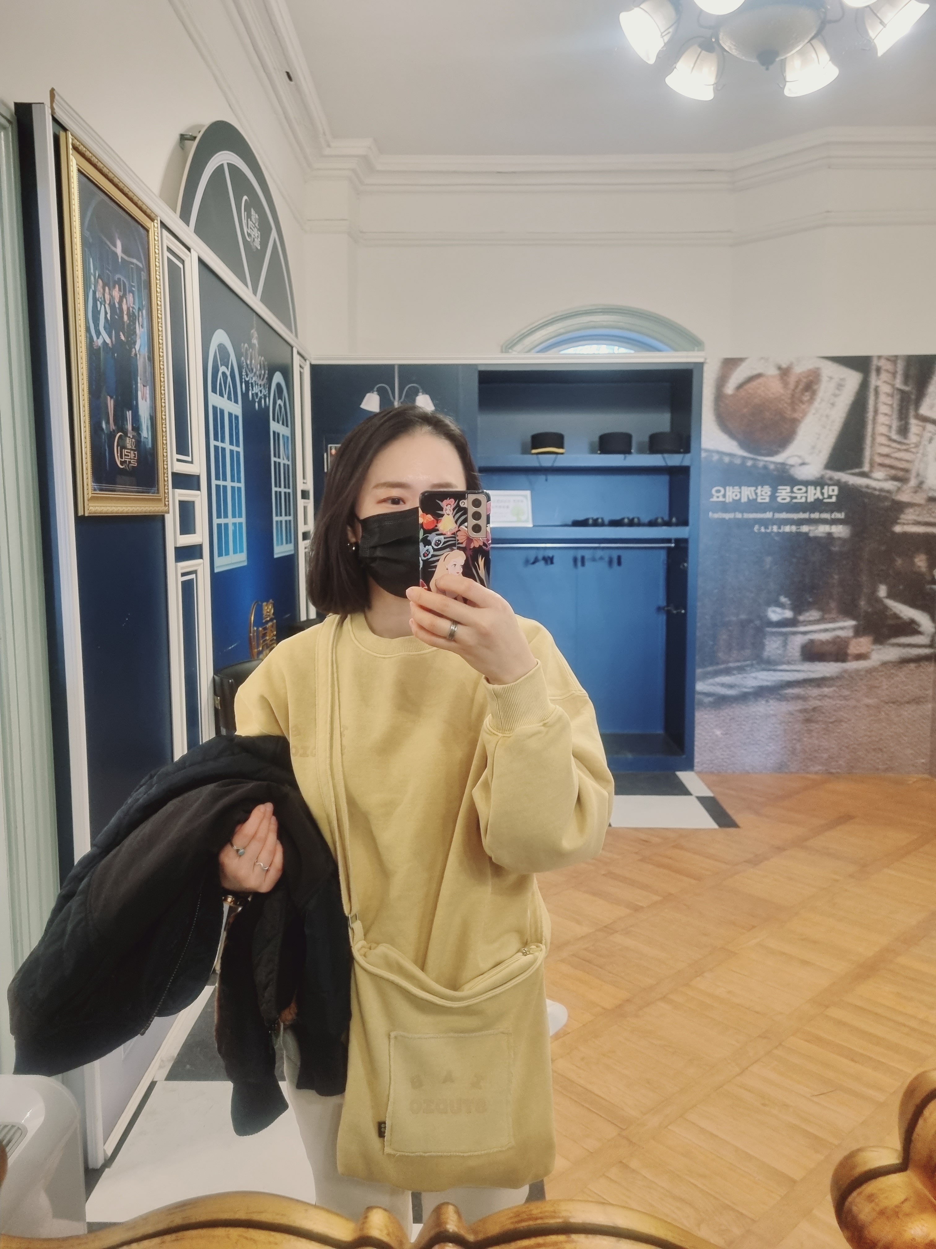 IAB Studio Pigment Sweatshirt & Mini Bag Mustard, Jordan 1 Retro High OG Chicago 2022 착용 스타일 - 1
