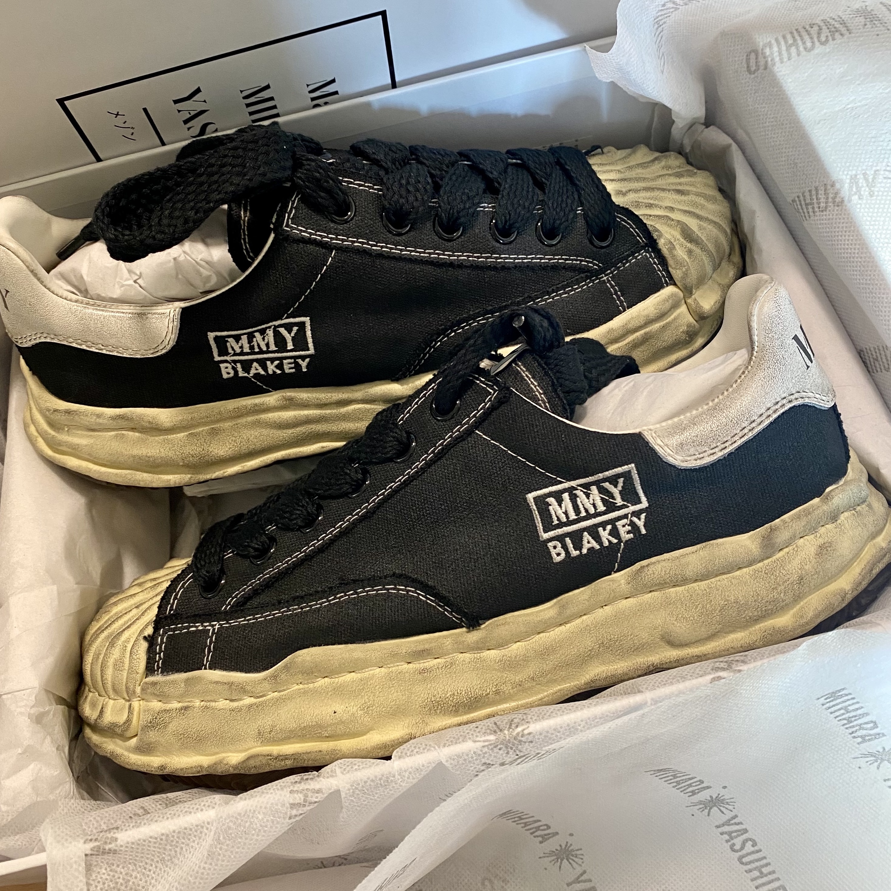 Maison Mihara Yasuhiro Blakey OG Sole Distressed Canvas Low-top Sneakers Black 착용 스타일