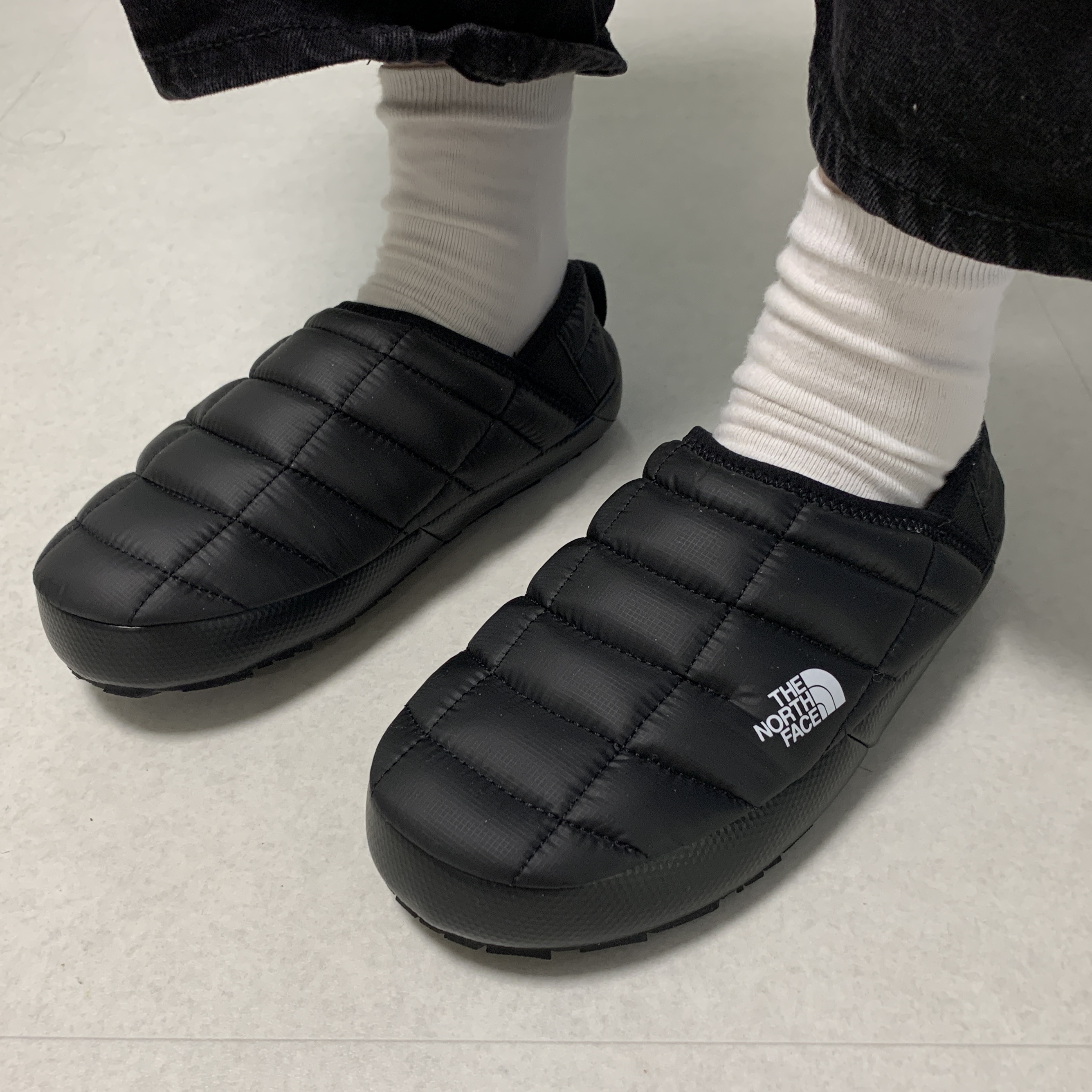 The North Face Thermoball Traction Mule V Black 착용 스타일