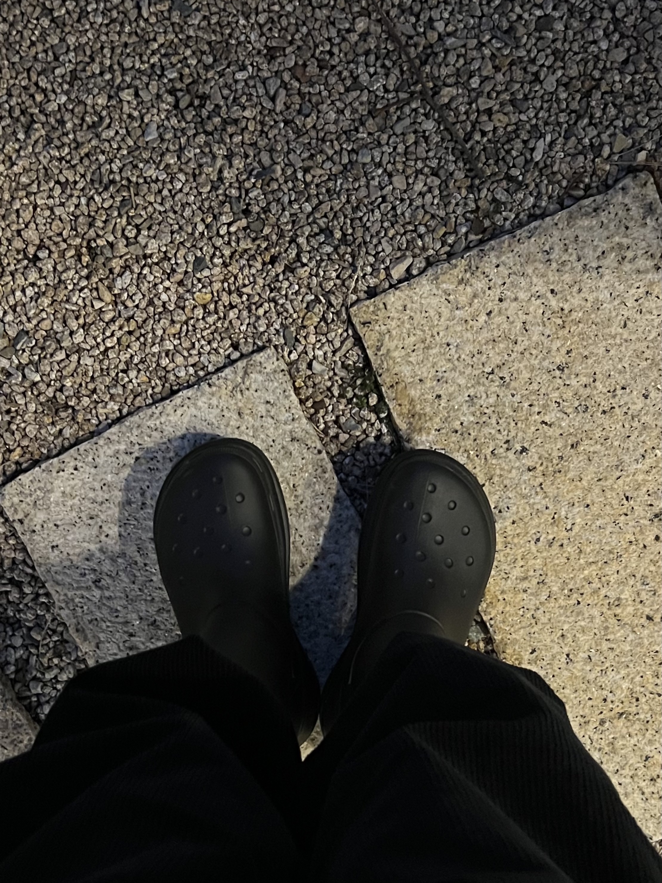Balenciaga x Crocs Rubber Boot Black 착용 스타일 - 4