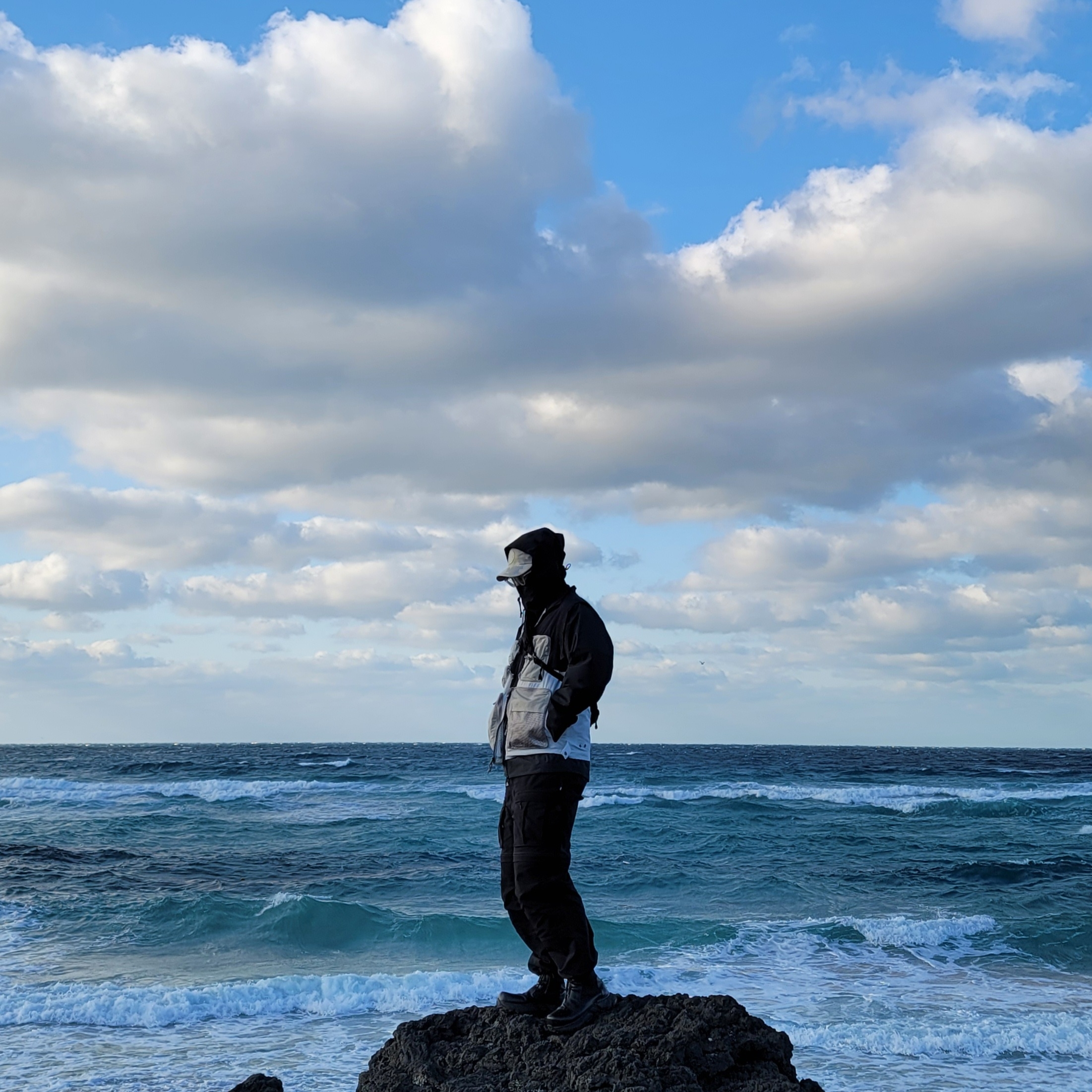 C.P. Company Nylon B Crossbody Rucksack Black - 22FW, Supreme x Stone Island Reactive Ice Camo Ripstop Camp Cap Tan - 22SS 착용 스타일 - 3