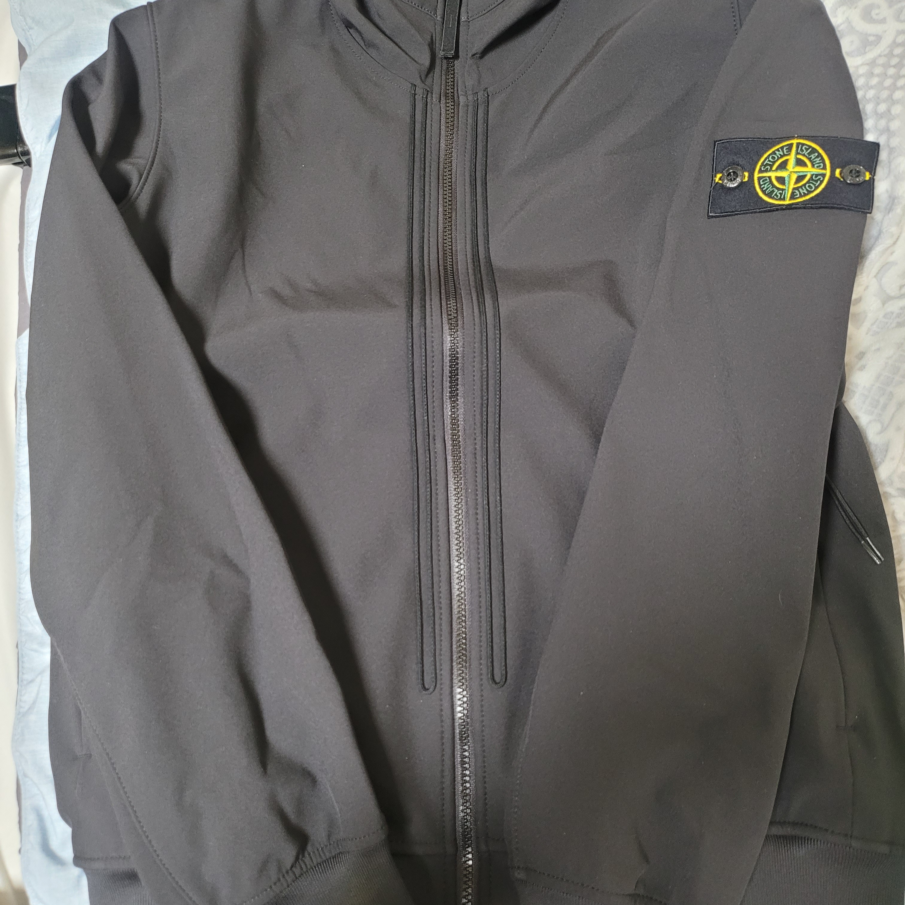 Stone Island 40427 Light Soft Shell Hooded Blouson Black - 22SS 착용 스타일