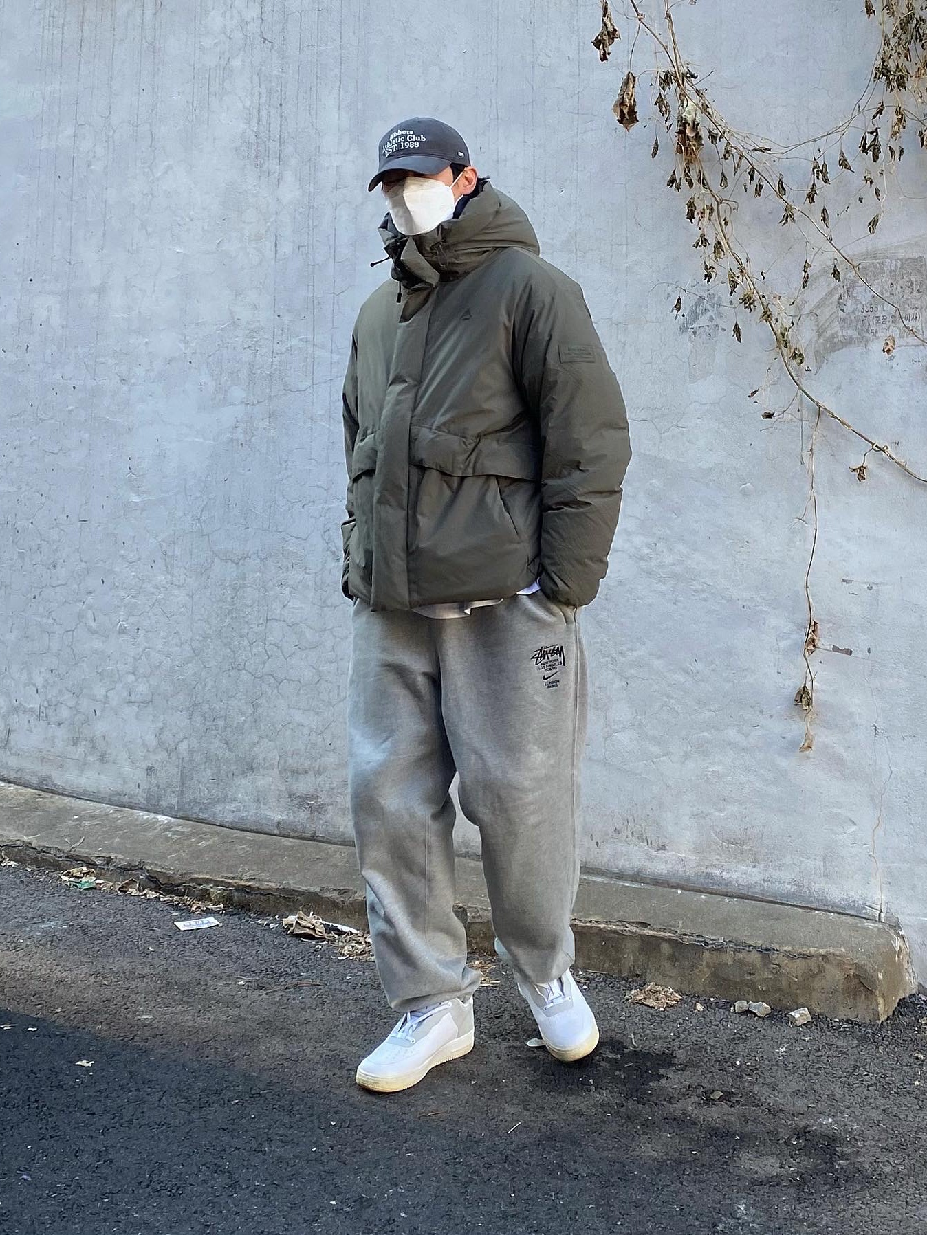 Nike x A-Cold-Wall Air Force 1 Low White, Nike x Stussy NRG RA Fleece Pants Dark Grey Heather (DJ9491-063) 착용 스타일 - 1