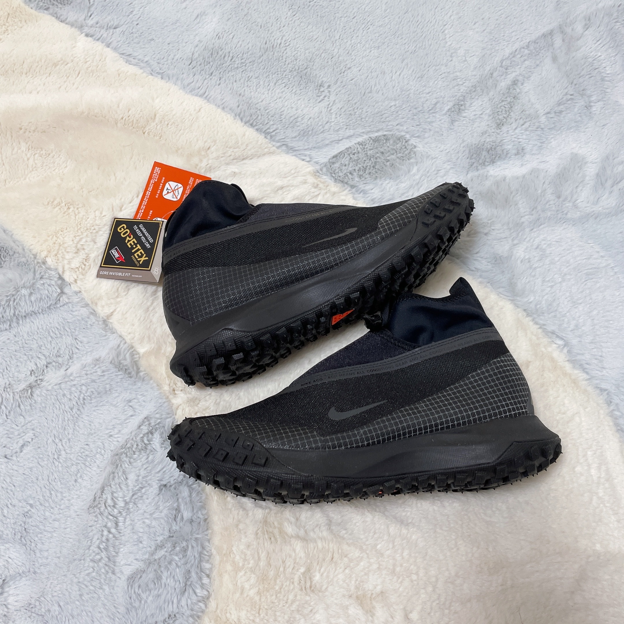 Nike ACG Mountain Fly Gore-Tex Black and Dark Grey 착용 스타일 - 2