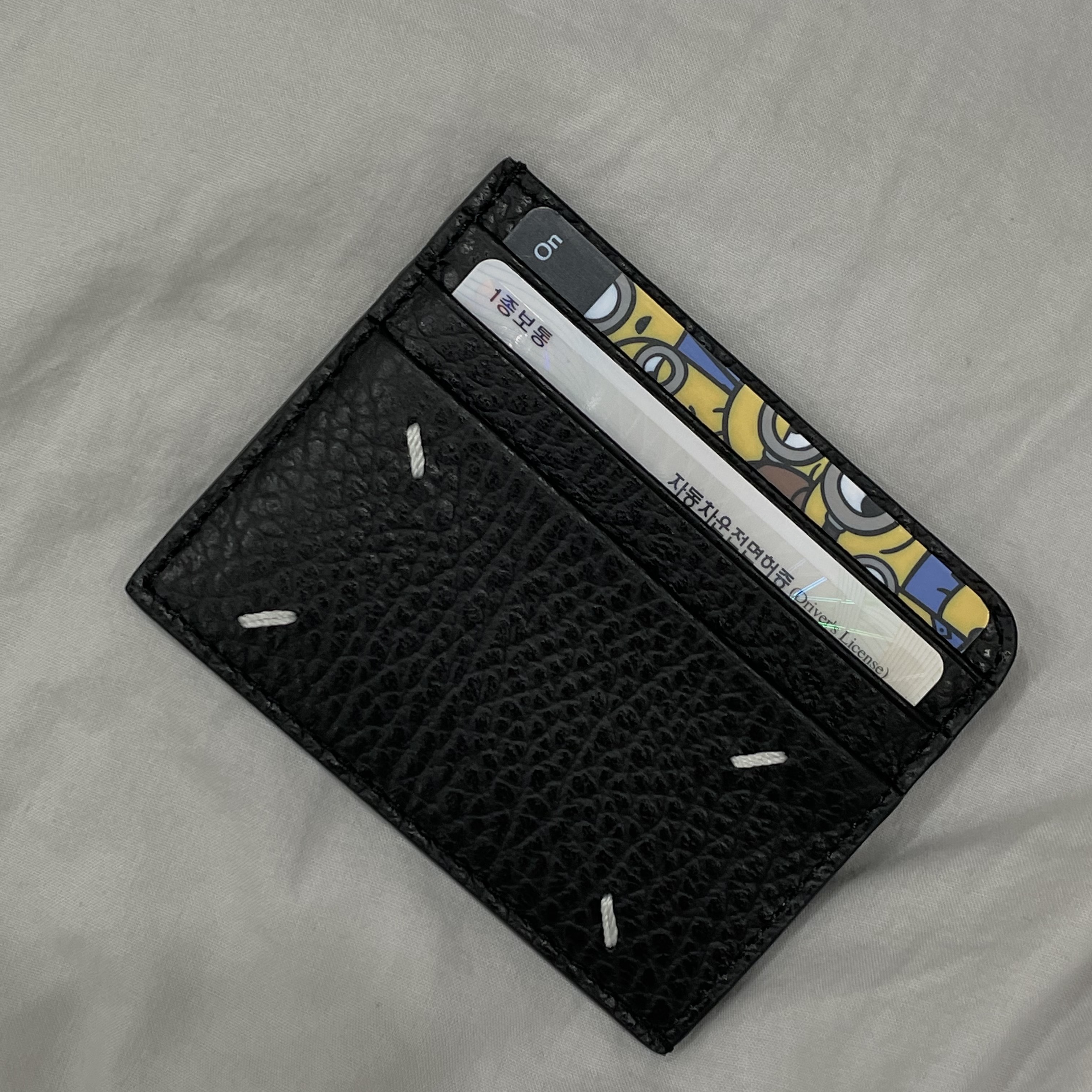 Maison Margiela Stitch Card Holder Black 착용 스타일 - 4