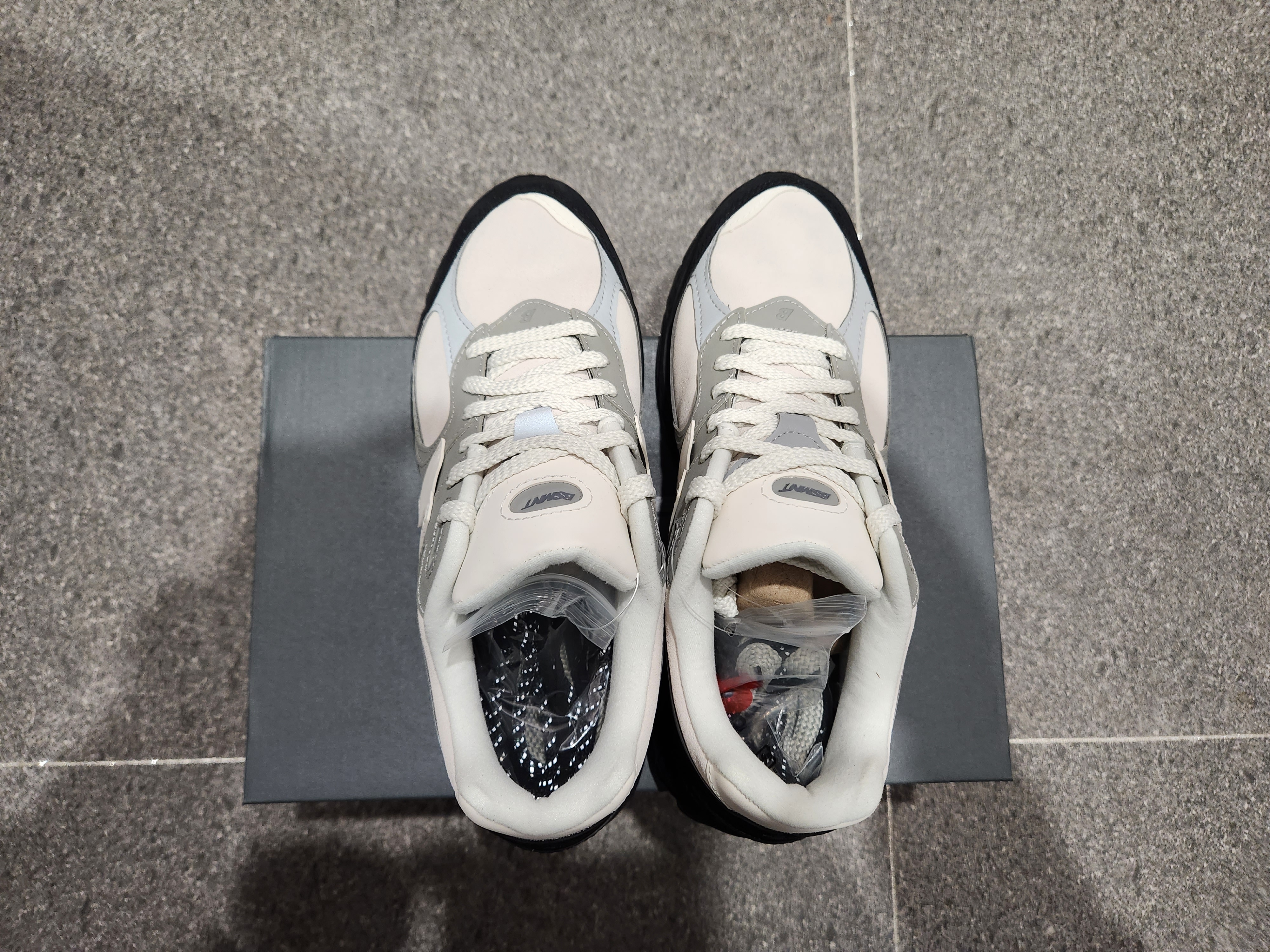 New Balance x The Basement 2002R Stone Grey 착용 스타일 - 2