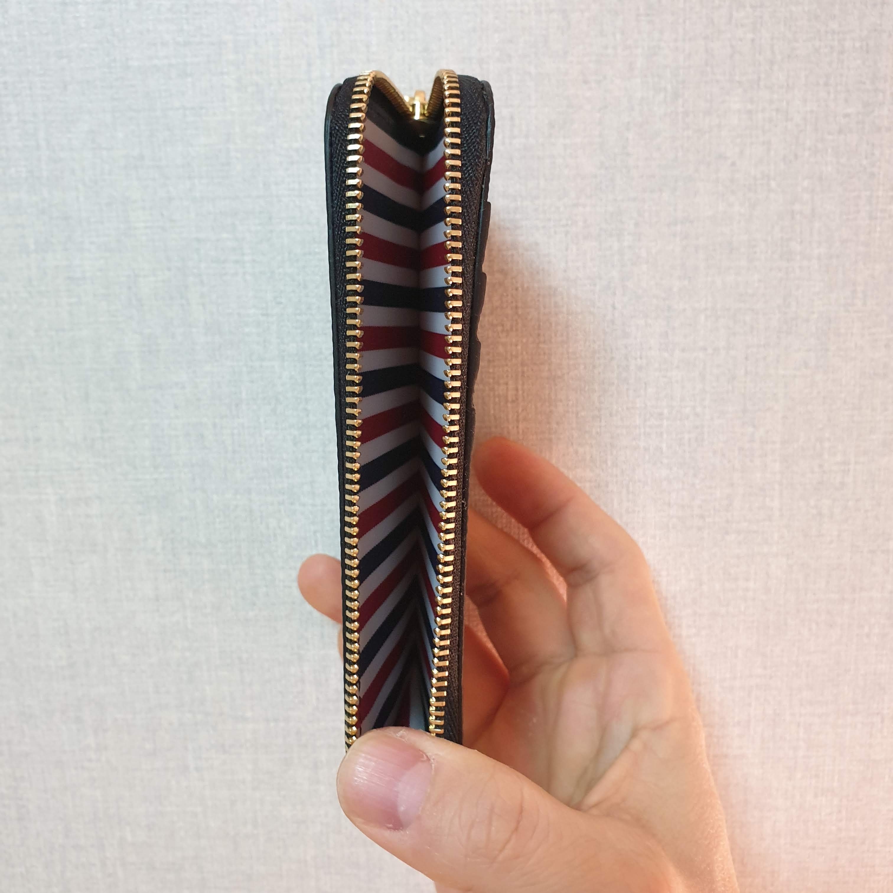 Thom Browne Pebble Grain Leather Stripe Zip-Around Wallet Black 착용 스타일 - 2