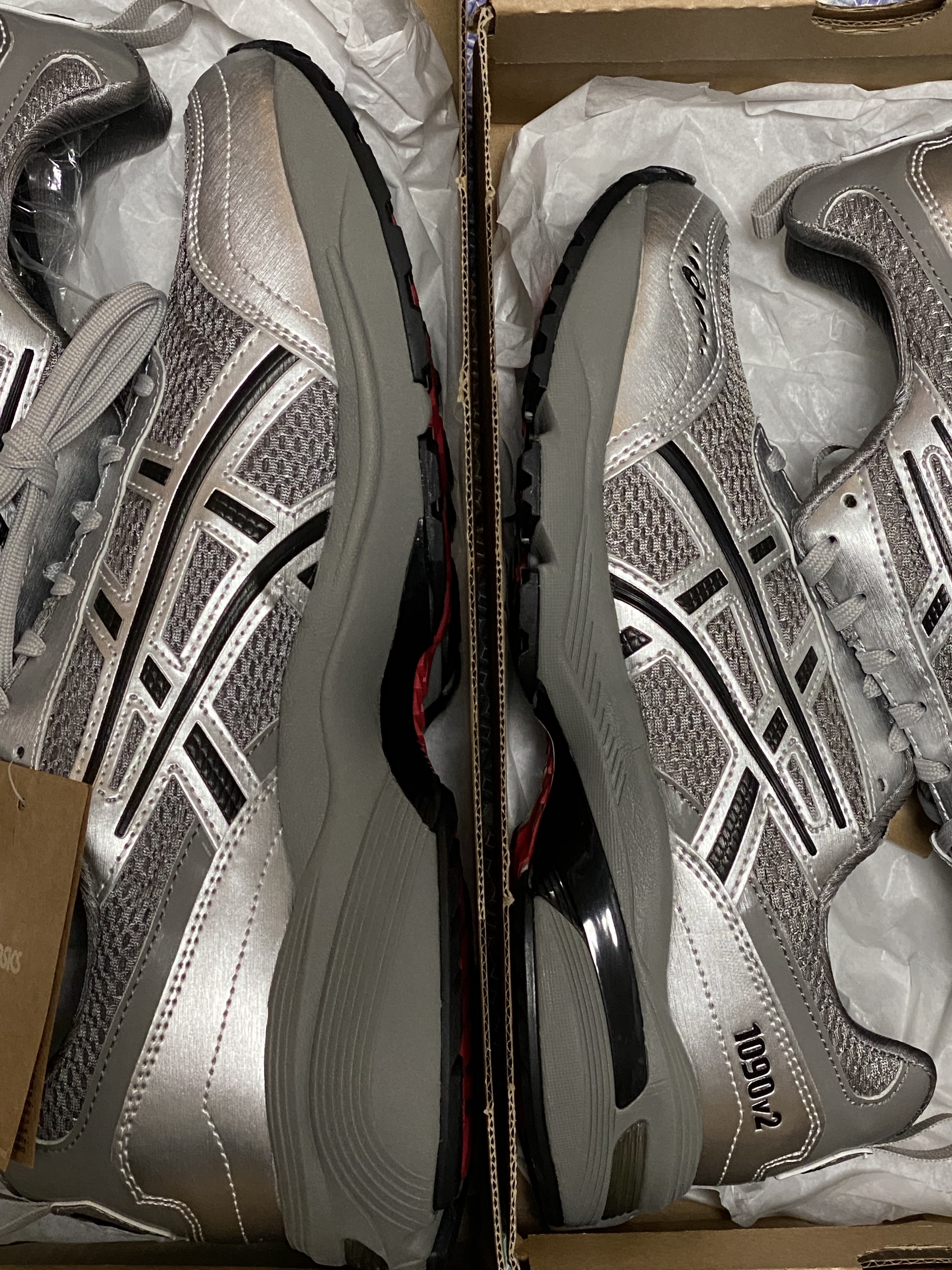 Asics x Freja Wewer Gel-1090 V2 Clay Grey Pure Silver 착용 스타일