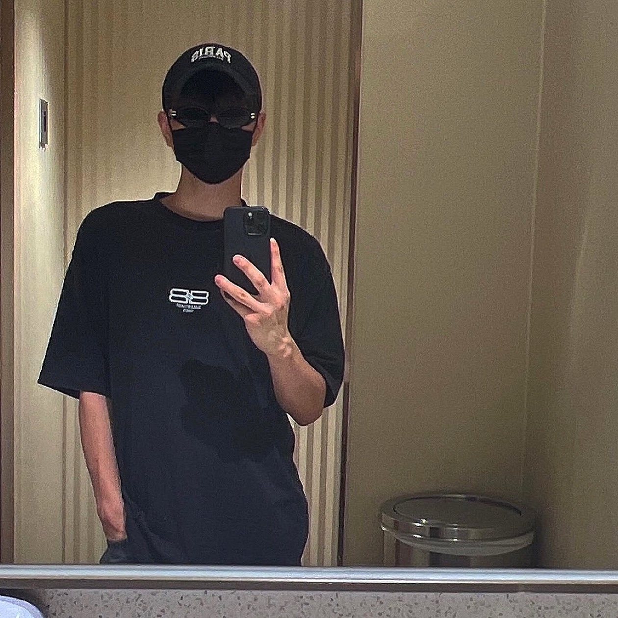 Balenciaga Cities Paris Cap Black 착용 스타일