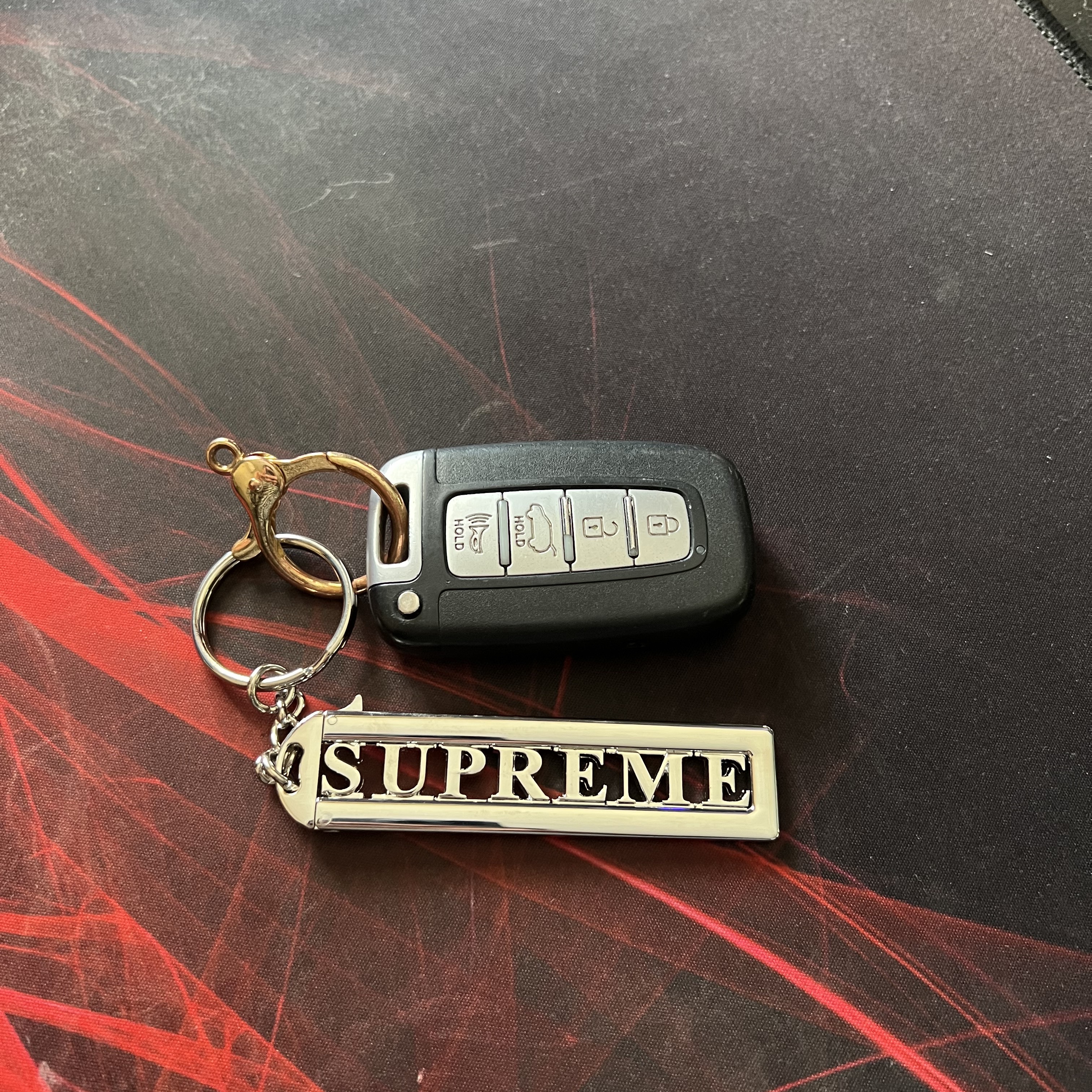 Supreme Slide Keychain Silver - 22FW 착용 스타일