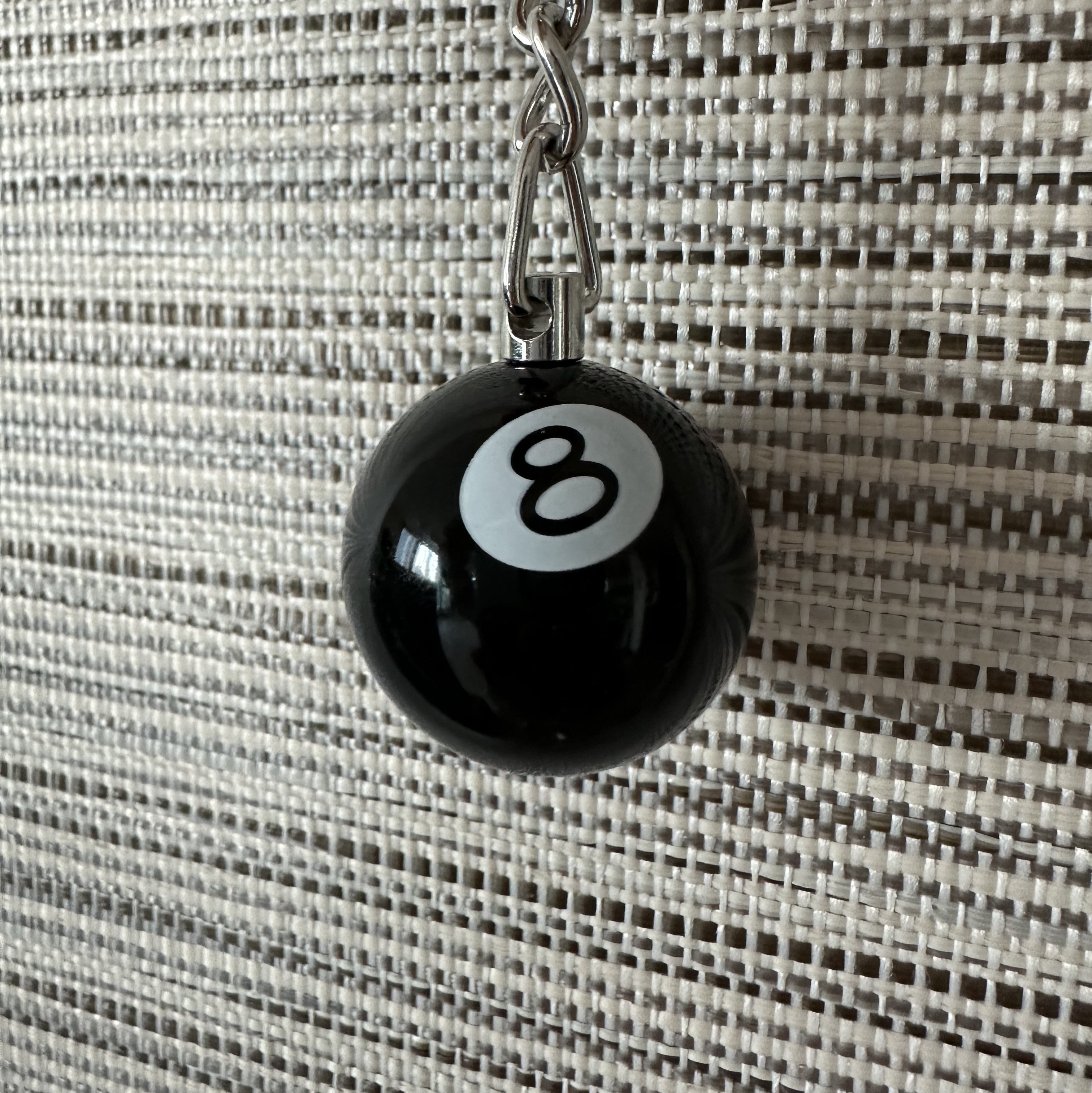 Stussy 8 Ball Keychain Black 착용 스타일
