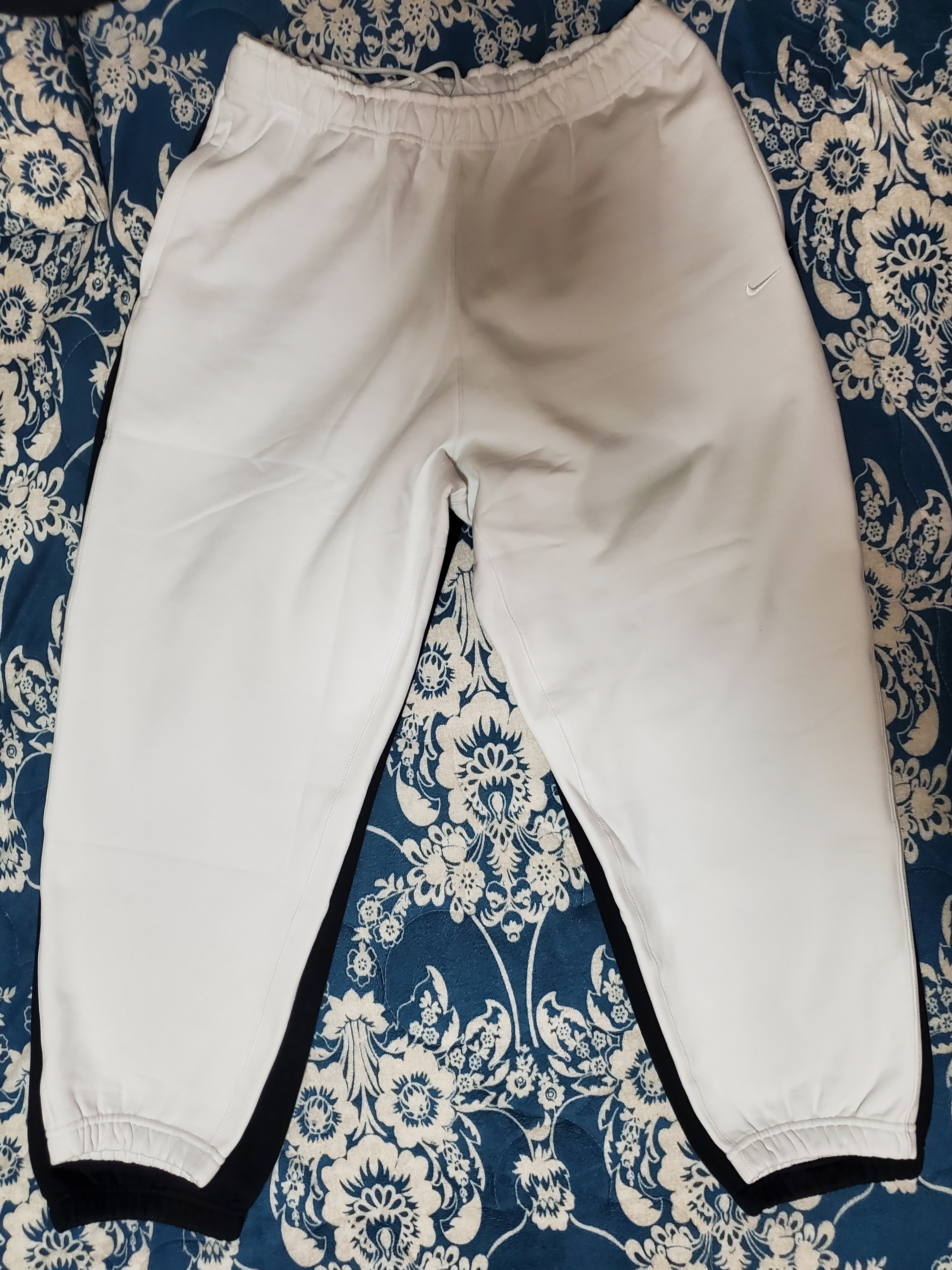 Nike NRG Solo Swoosh Fleece Pants Summit White - Asia, (W) Nike NRG Solo Swoosh Fleece Pants Black White - US/EU 착용 스타일