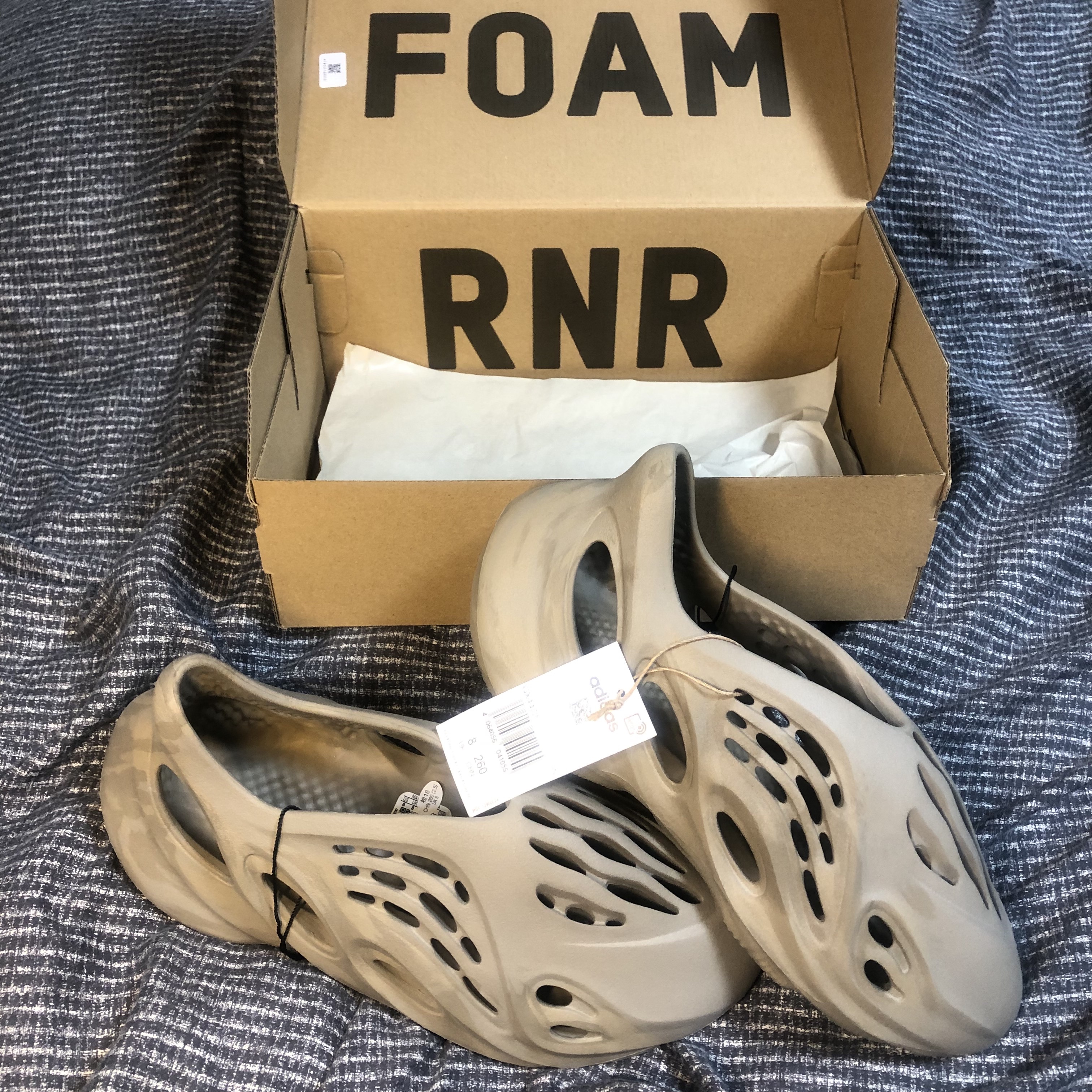 Adidas Yeezy Foam RNNR Stone Sage 착용 스타일