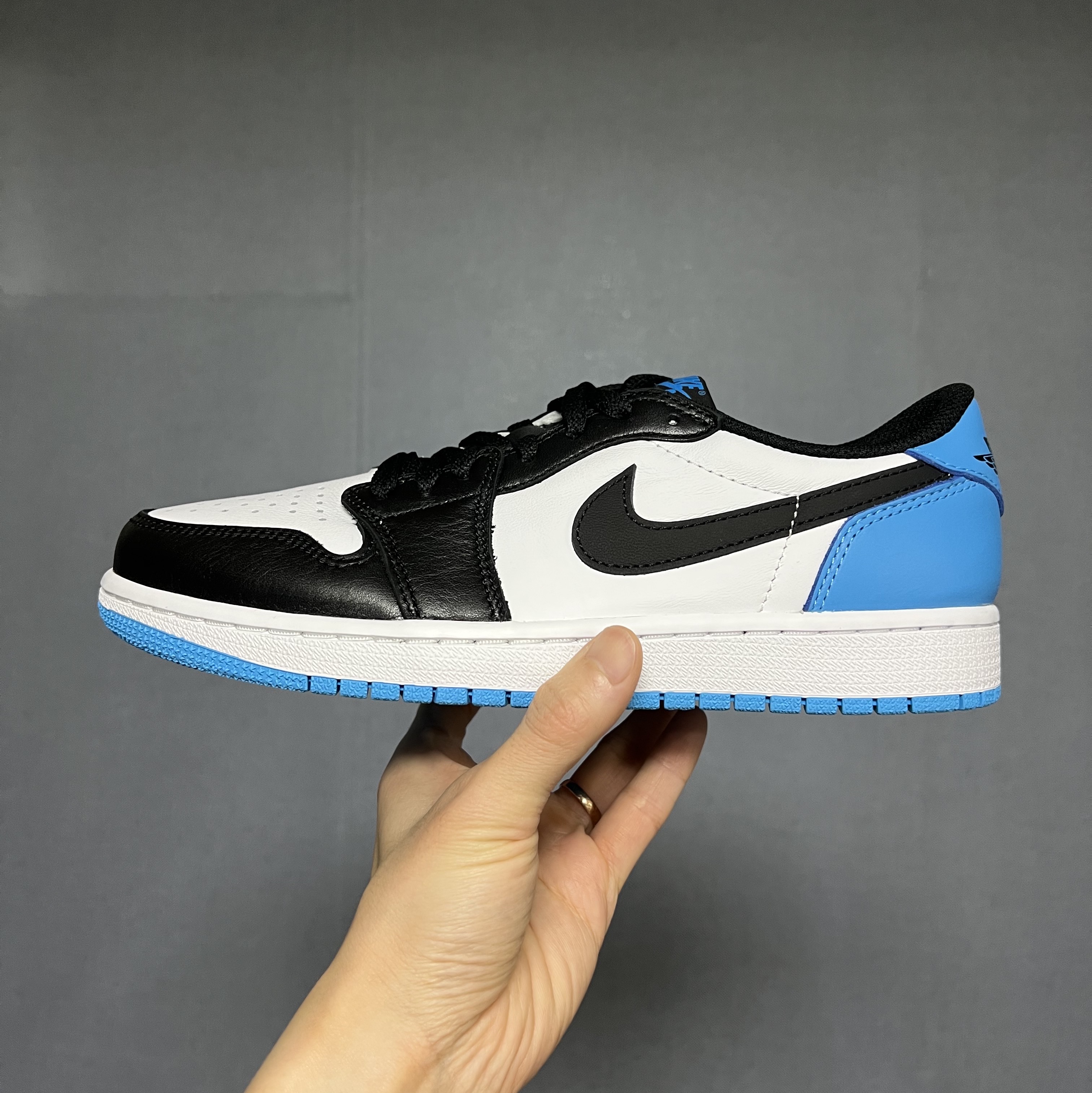 Jordan 1 Retro Low OG Black and Dark Powder Blue 착용 스타일 - 3