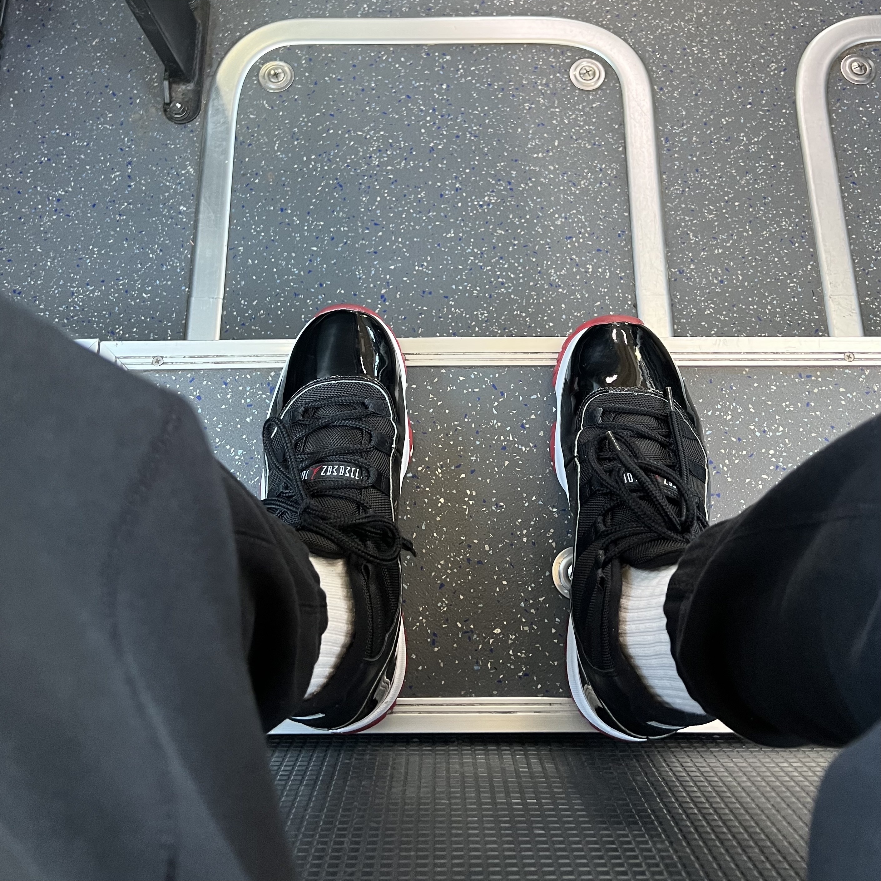Jordan 11 Retro Bred 2019, Nike NRG Solo Swoosh Fleece Pants Black White - Asia 착용 스타일