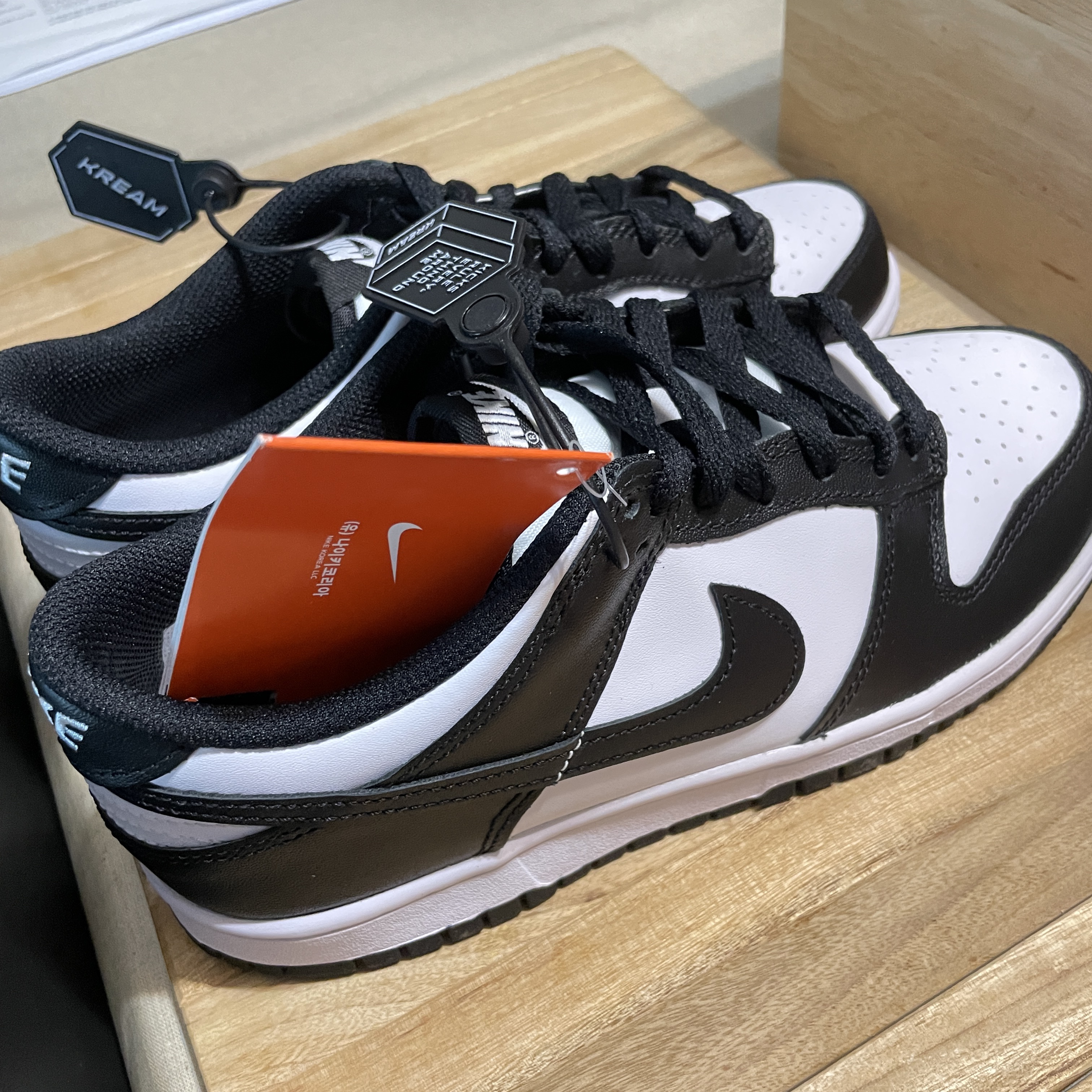(GS) Nike Dunk Low Black 착용 스타일 - 1