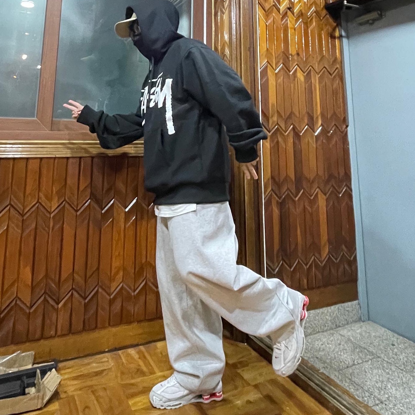 Zara x Ader Error Jogger Pants Grey, Nike x Supreme Shox Ride 2 SP White 착용 스타일 - 2