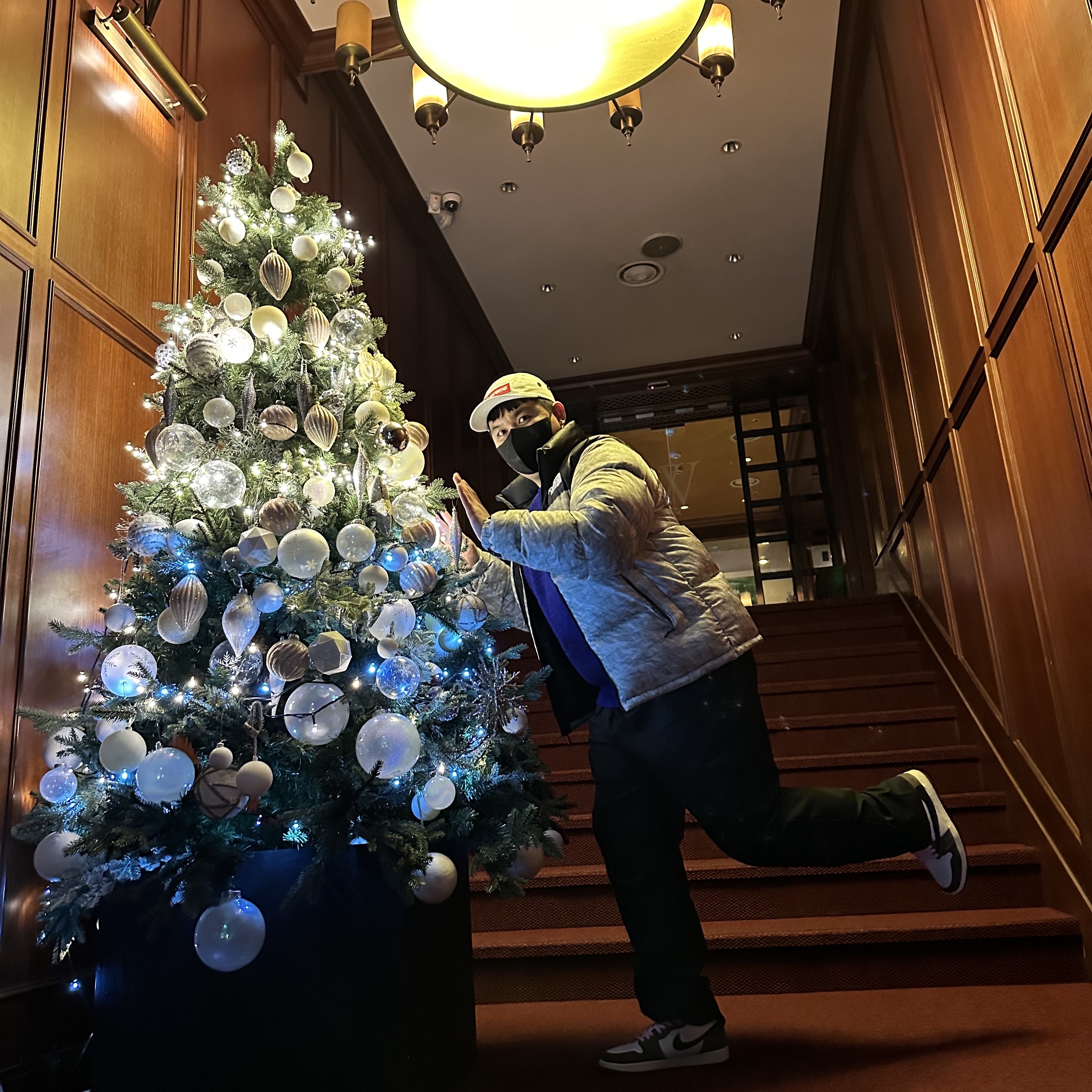 Jordan 1 x Travis Scott Retro High OG SP Mocha, Supreme x The North Face Paper Print Nuptse Jacket - 19FW 착용 스타일