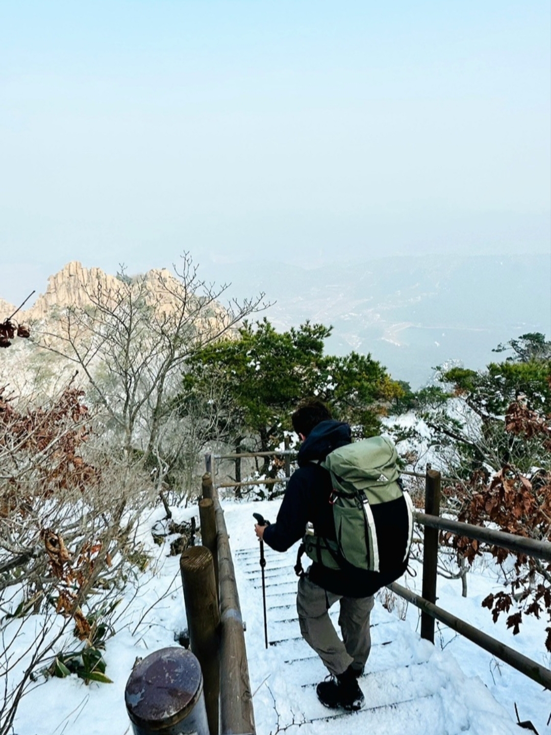 Nike ACG 36 Backpack Medium Olive, Nike ACG Ice Cave Long Sleeve T-Shirt Summit White - Asia 착용 스타일 - 4