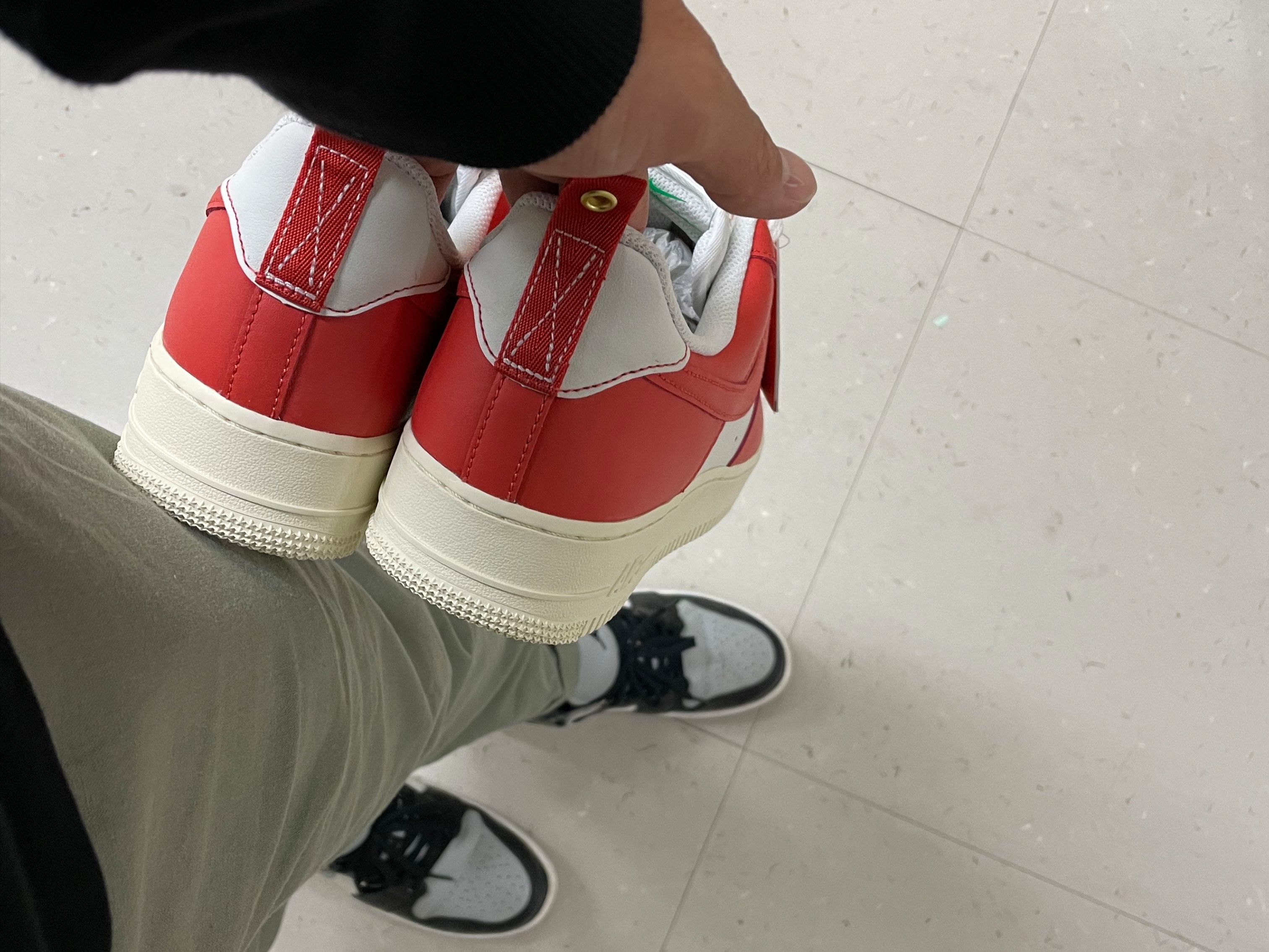 Nike Air Force 1 '07 LV8 Pojangmacha, Jordan 1 Low Black Light Smoke Grey 착용 스타일 - 2