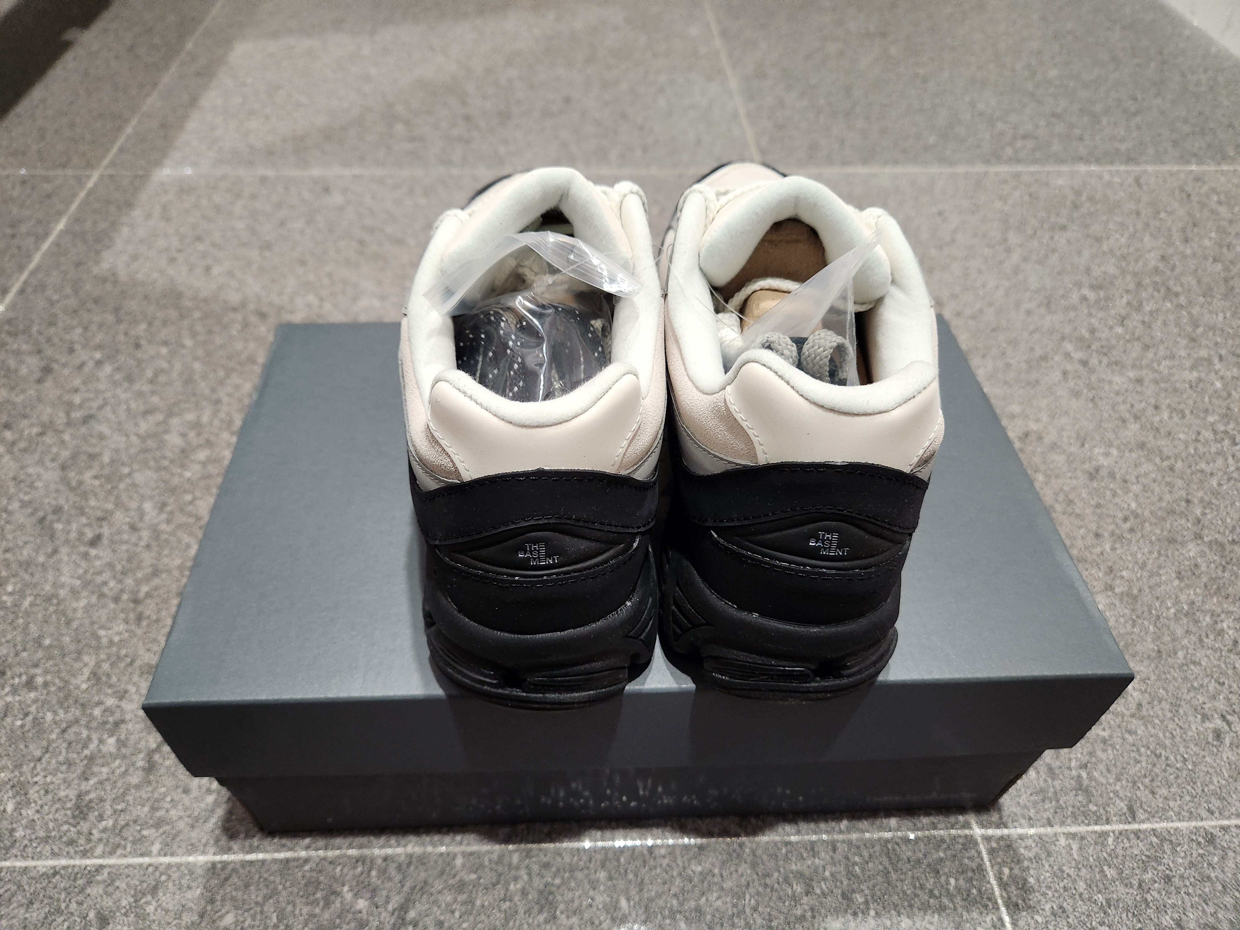 New Balance x The Basement 2002R Stone Grey 착용 스타일 - 3