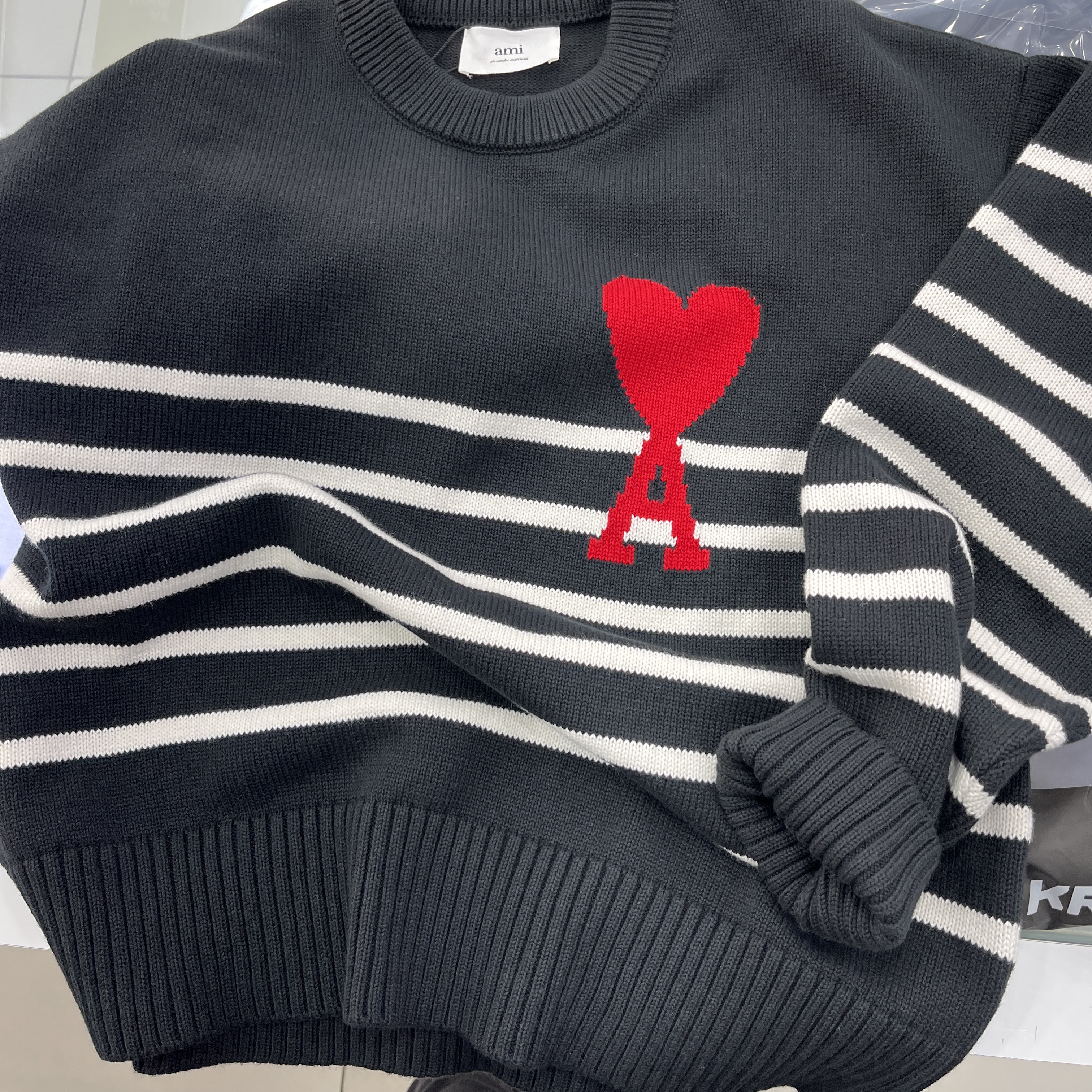 AMI de Coeur Striped Sweater Black White 착용 스타일