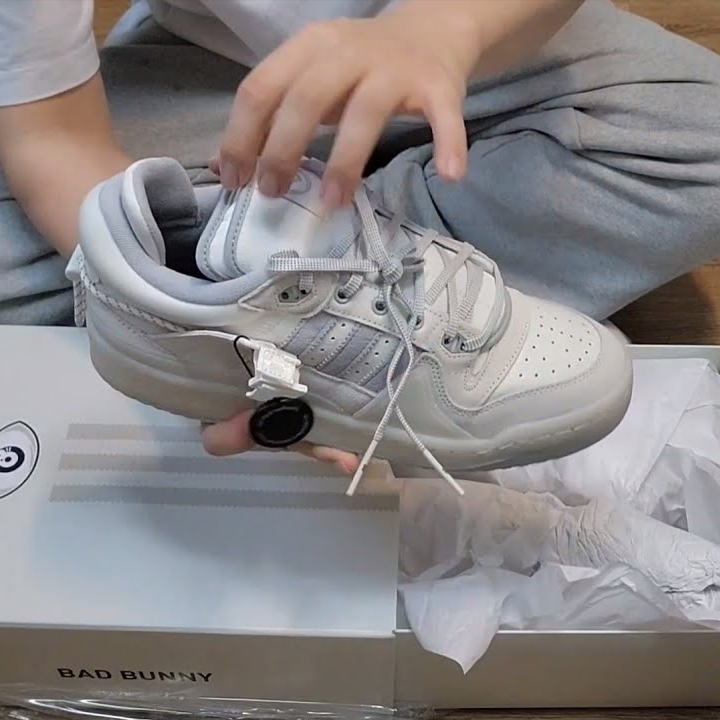 Adidas x Bad Bunny Forum Low Cloud White Clear Onix 착용 스타일