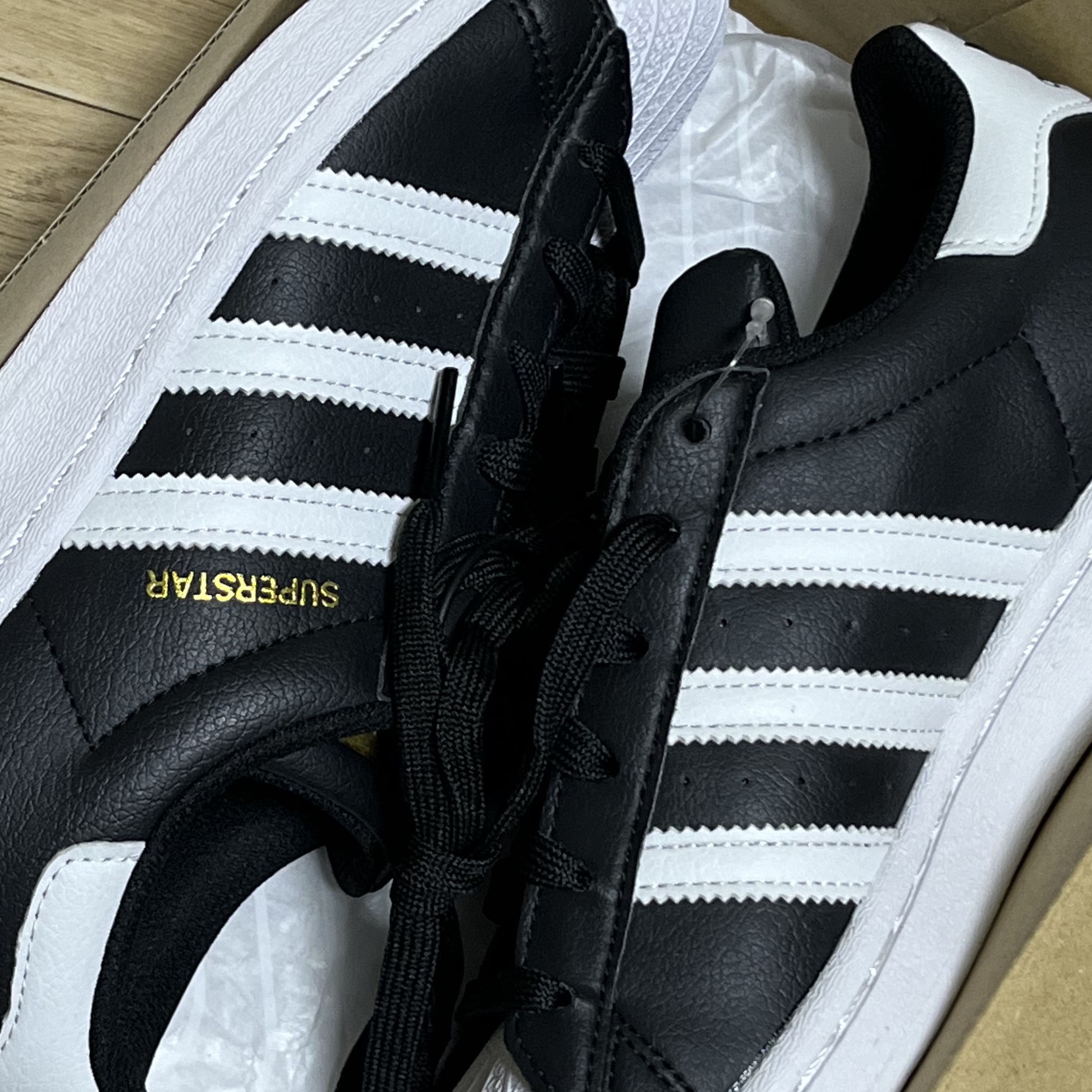 Adidas Superstar Vegan Core Black Cloud White 착용 스타일 - 3