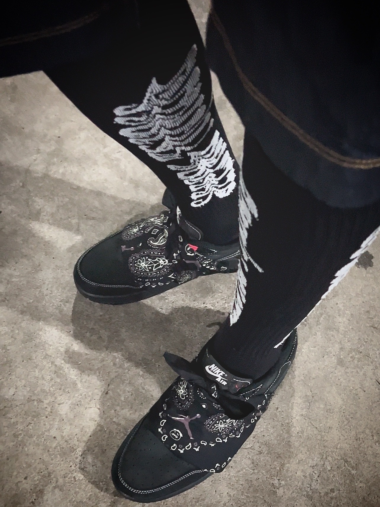 Jordan 1 x Travis Scott Retro Low OG SP Black Phantom, Supreme x Yohji Yamamoto Faux Fur Cargo Pants Black - 22FW 착용 스타일 - 3