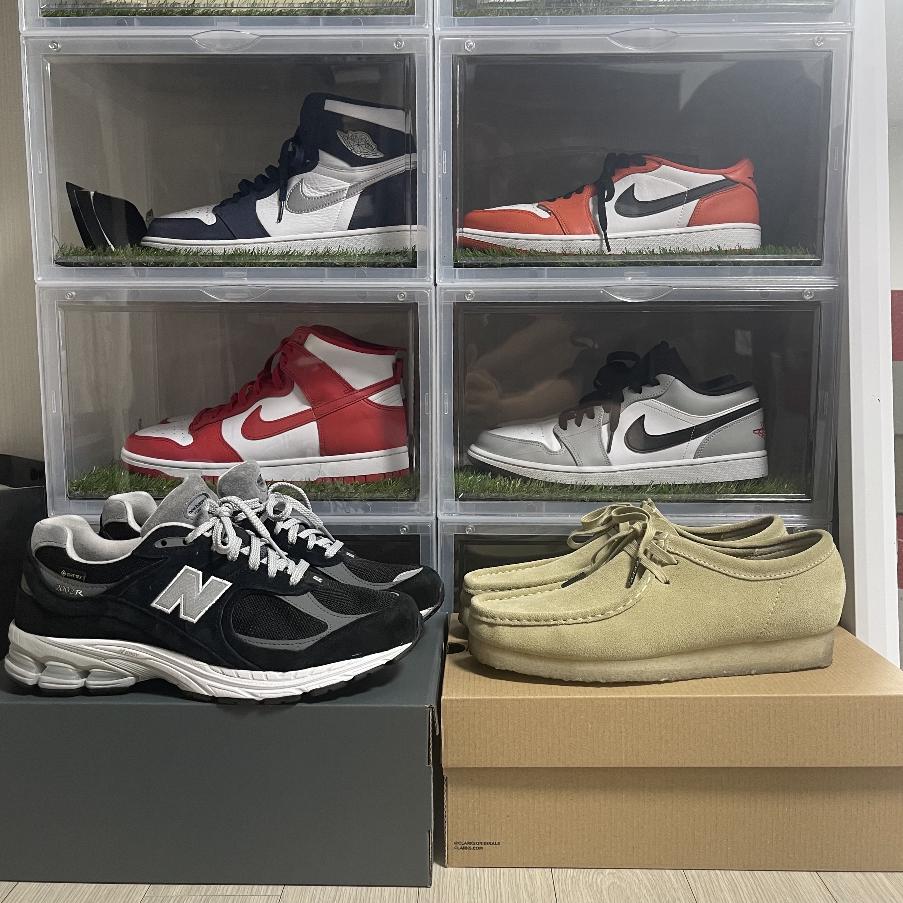 New Balance 2002R Gore-Tex Black Silver Metalic, Clarks Wallabee Maple Suede 착용 스타일