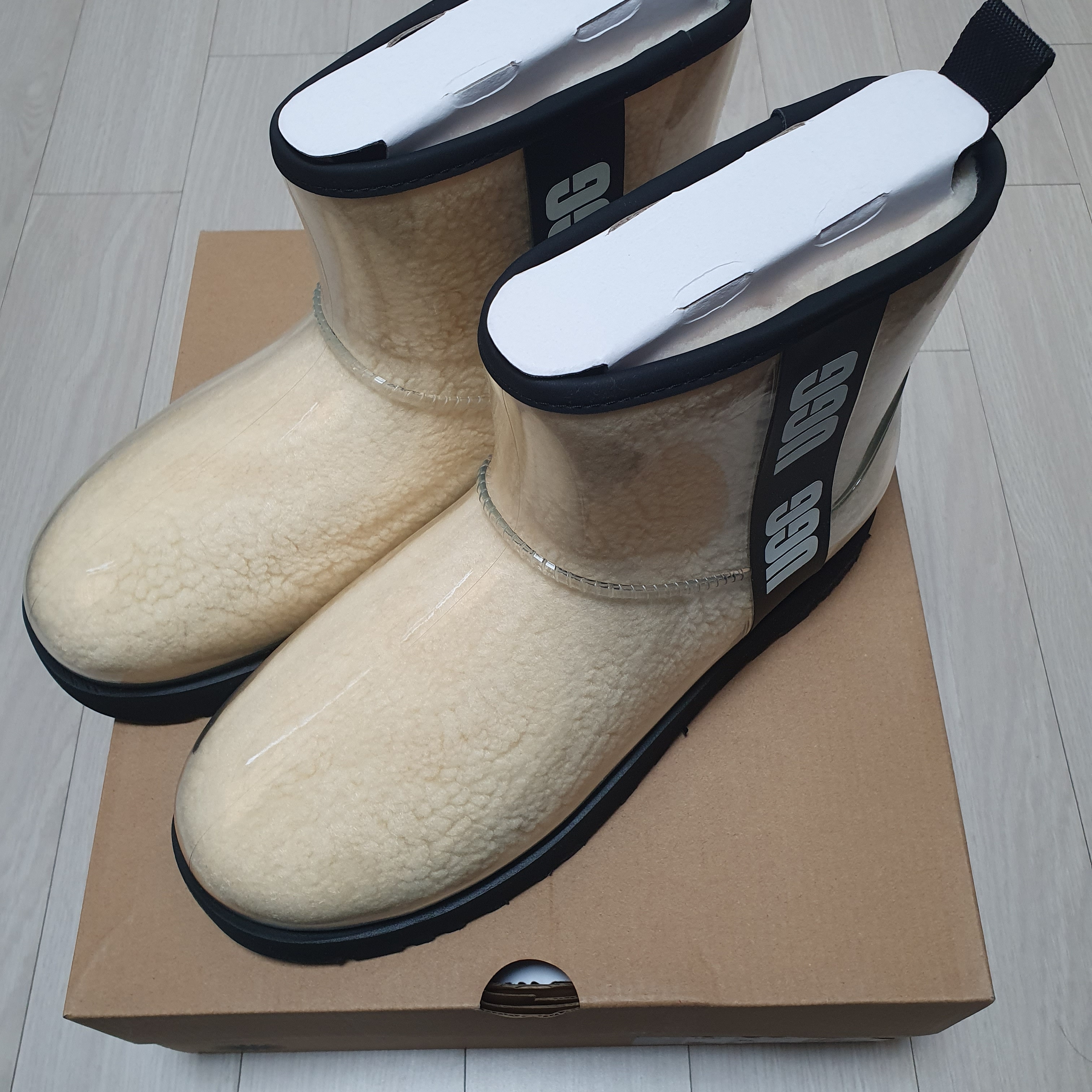 (W) UGG Classic Clear Mini Boots Natural Black 착용 스타일 - 2