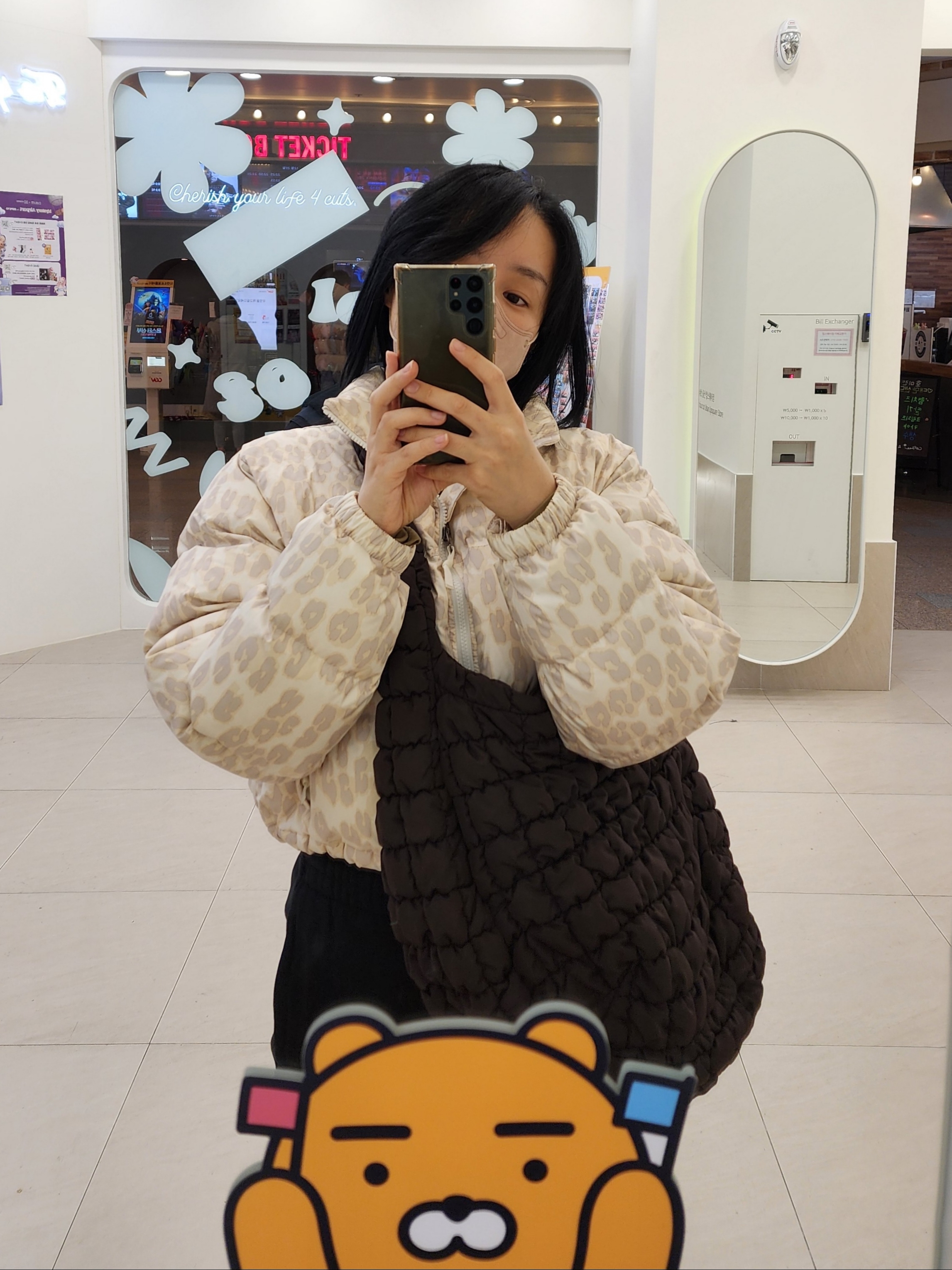 (W) The North Face Print Nuptse Short Jacket Silver Grey Leopard Print, COS Quilted Oversized Shoulder Bag Brown 착용 스타일 - 1