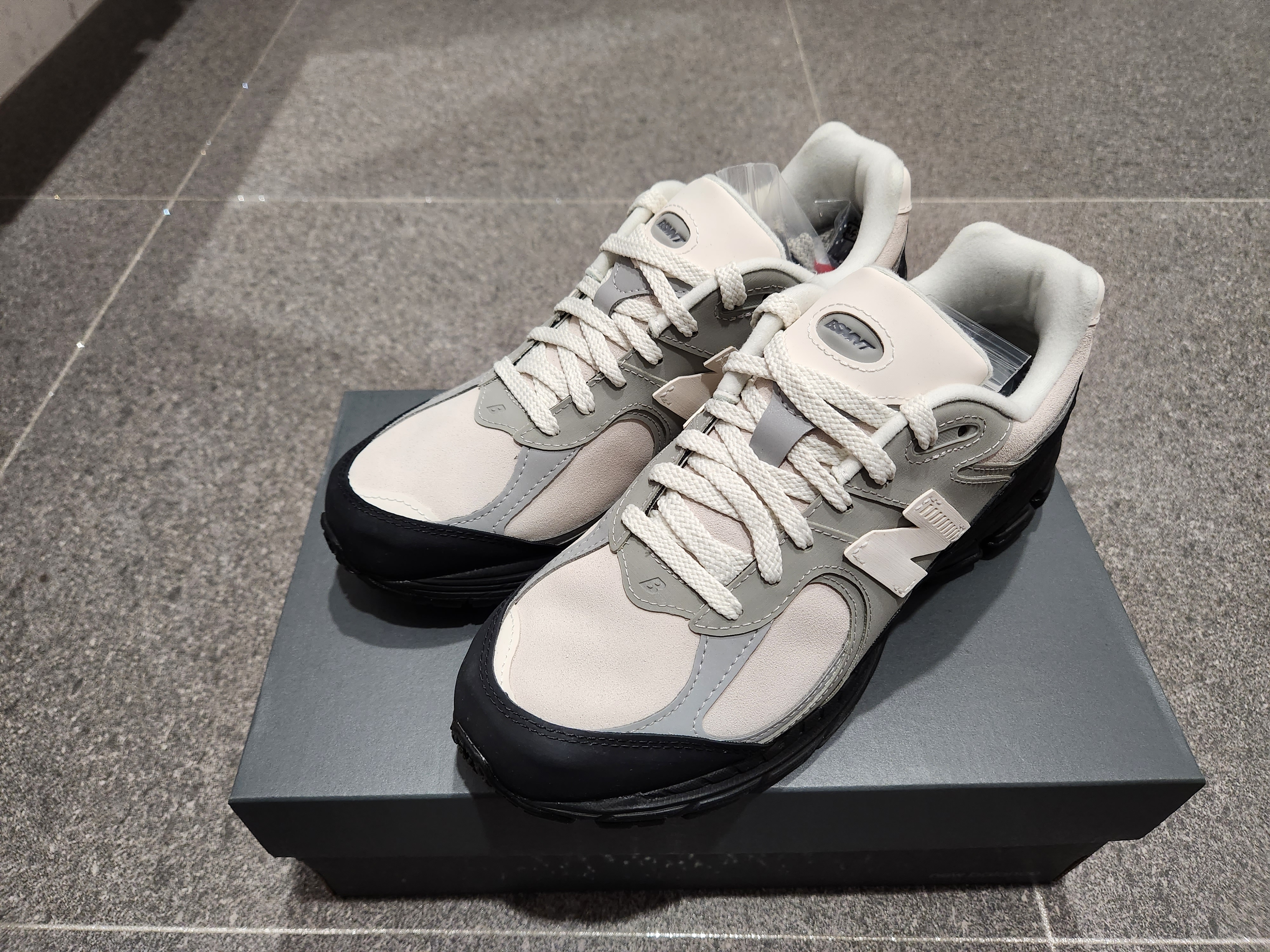 New Balance x The Basement 2002R Stone Grey 착용 스타일 - 1