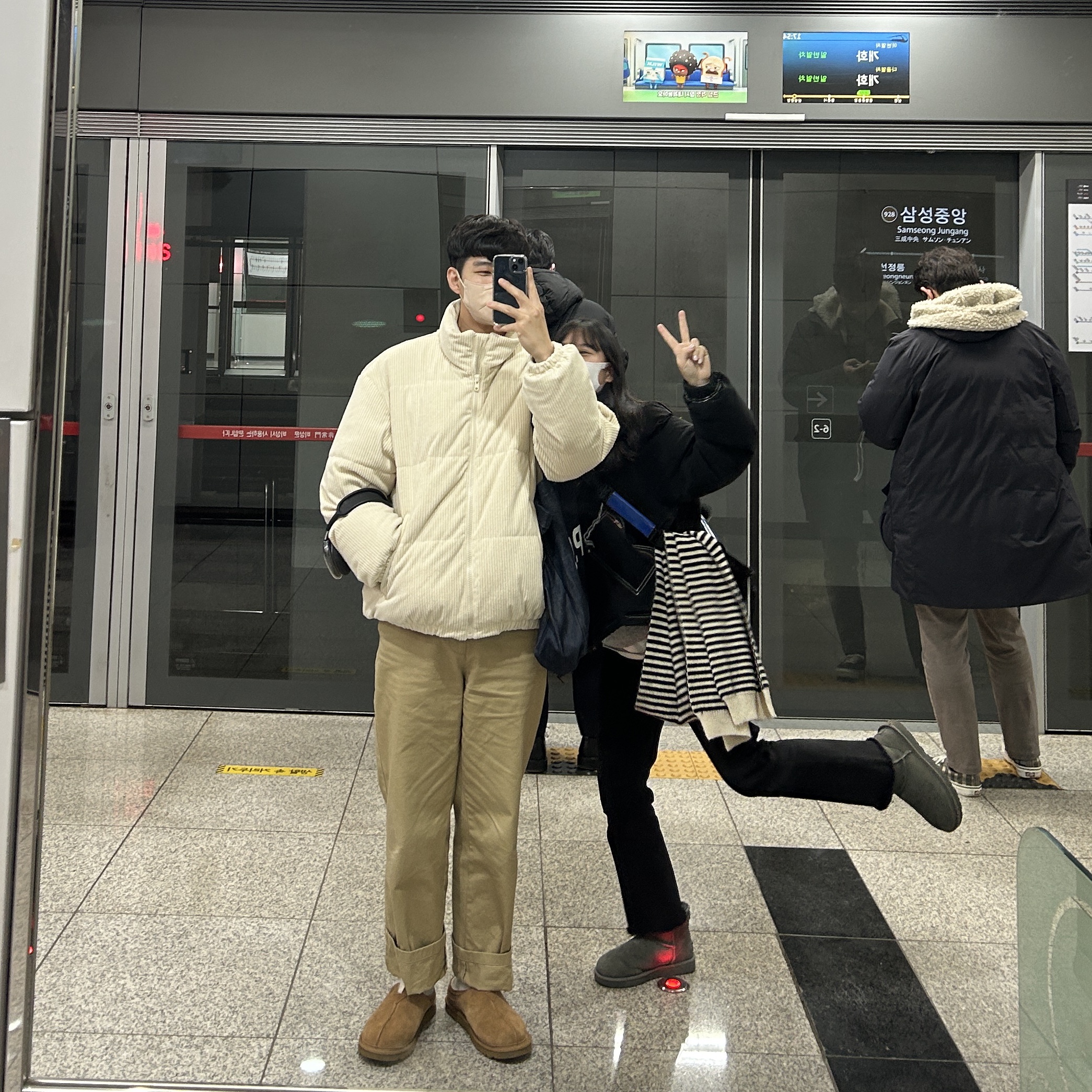 (W) UGG Classic Mini II Boots Grey, UGG Neuman Chestnut 착용 스타일