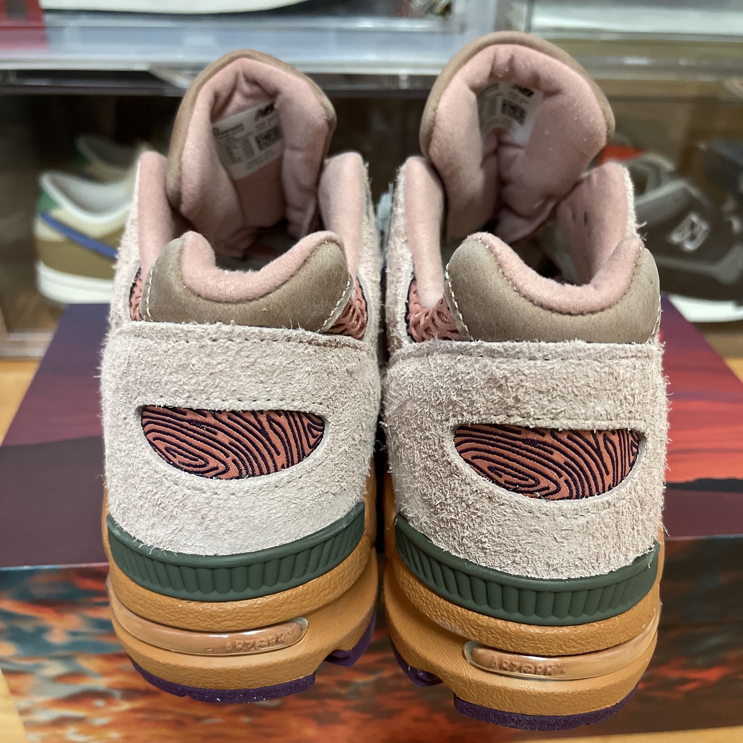 New Balance x Salehe Bembury 990v2 Made in USA Misty Rose 착용 스타일 - 3