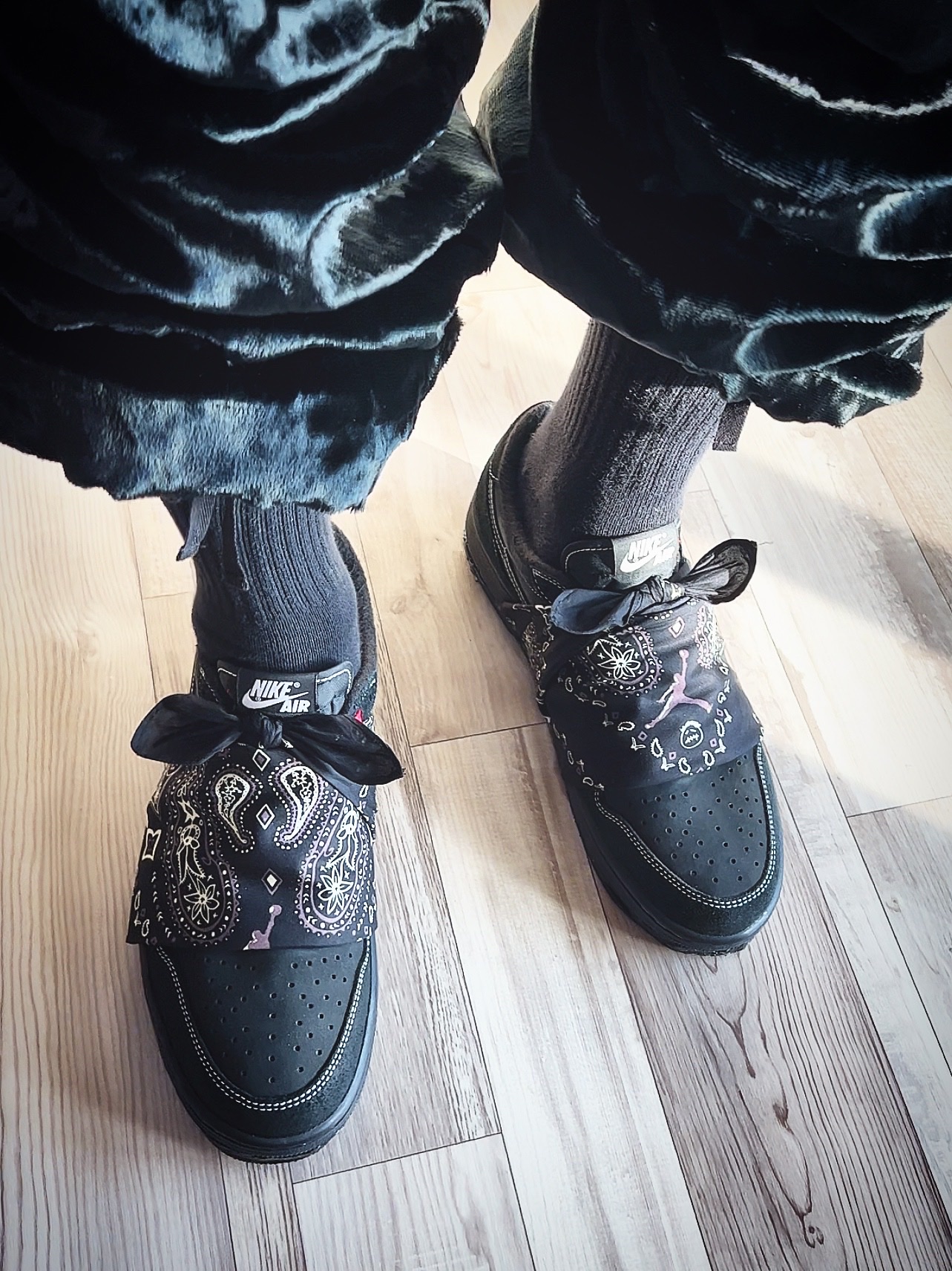 Jordan 1 x Travis Scott Retro Low OG SP Black Phantom, Supreme x Yohji Yamamoto Faux Fur Cargo Pants Black - 22FW 착용 스타일 - 4