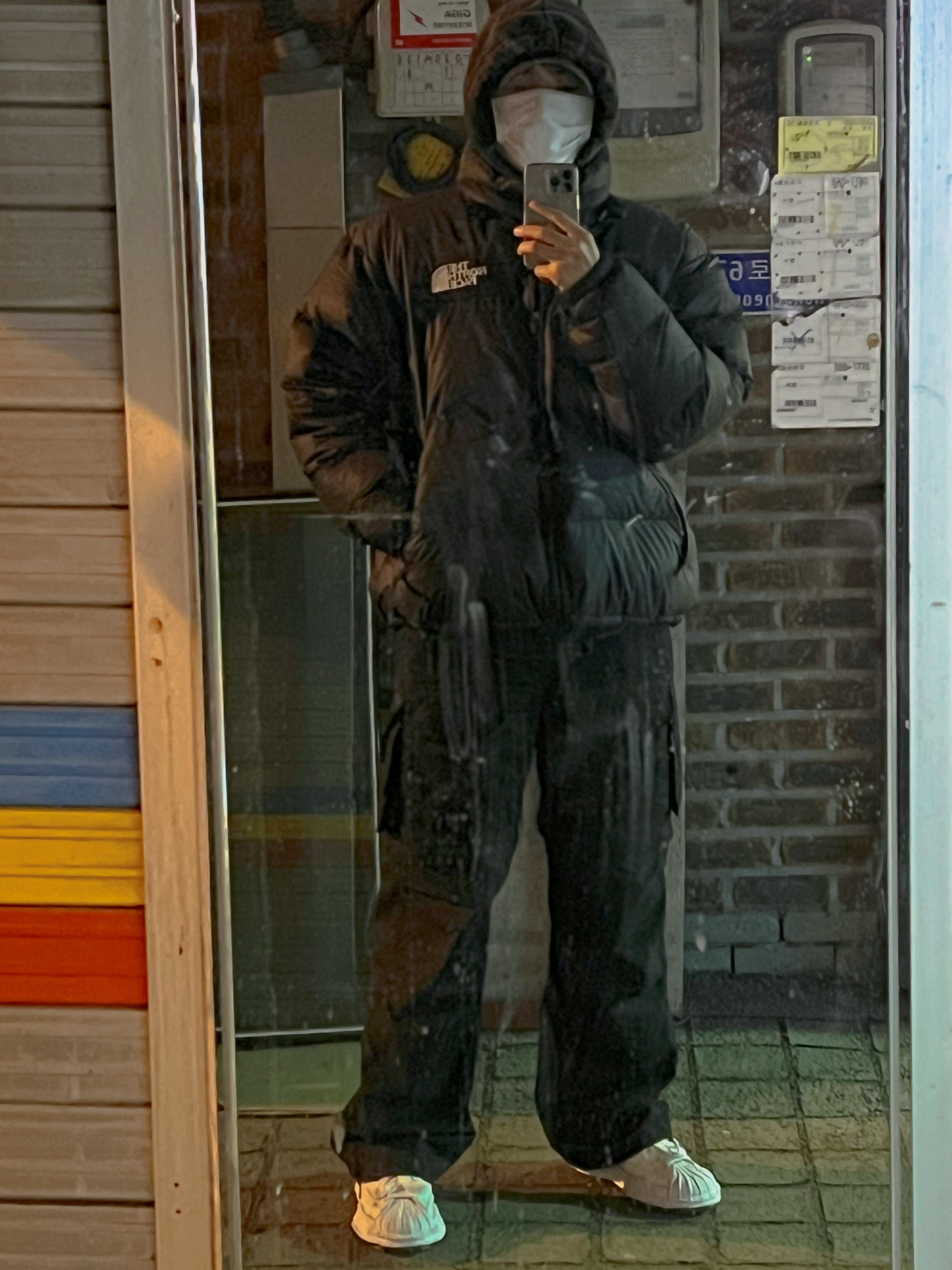 The North Face 1996 Eco Nuptse Jacket Black, Maison Mihara Yasuhiro Blakey OG Sole Leather Low-top Sneakers White 착용 스타일