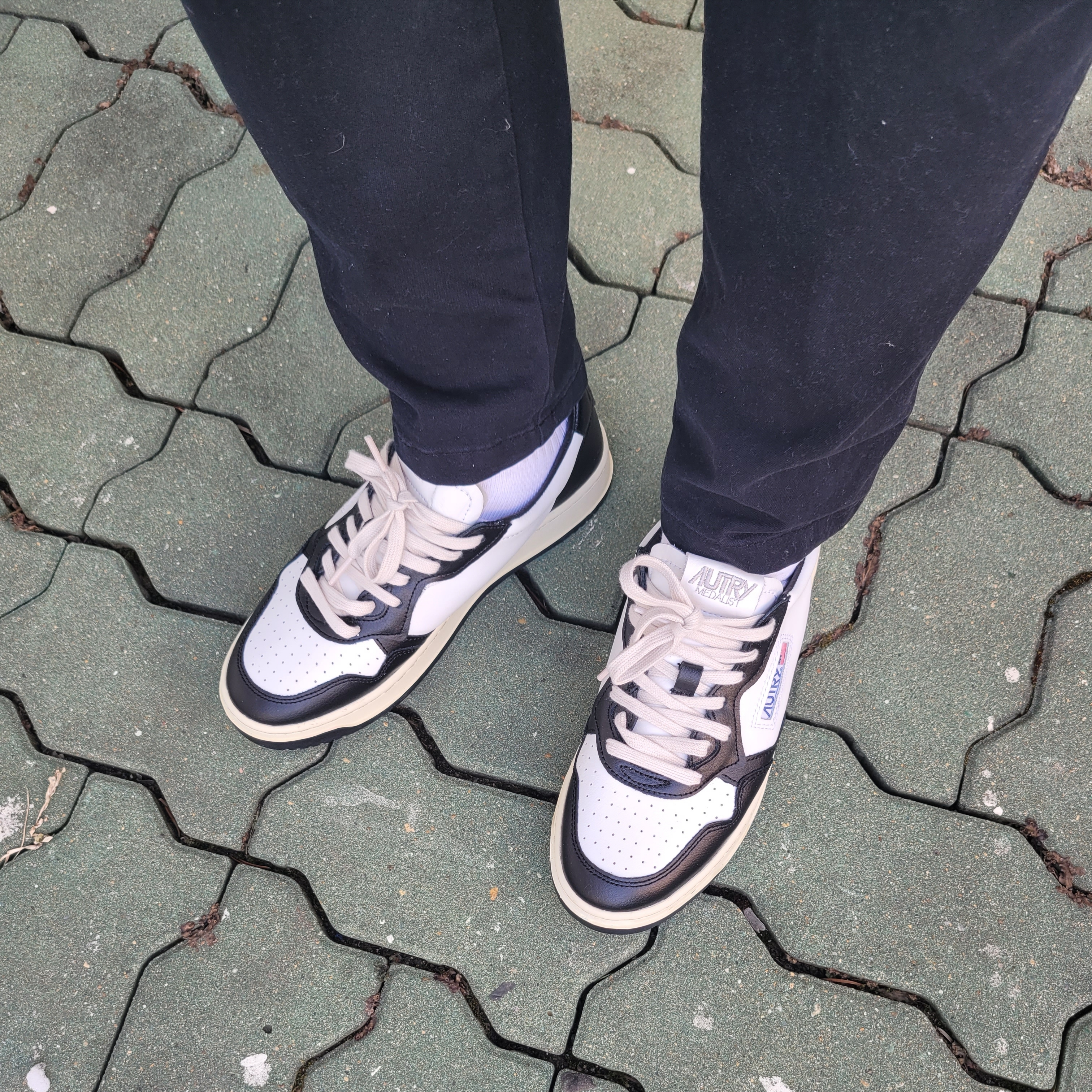 Autry Medalist Low Leather Sneakers Black White 착용 스타일