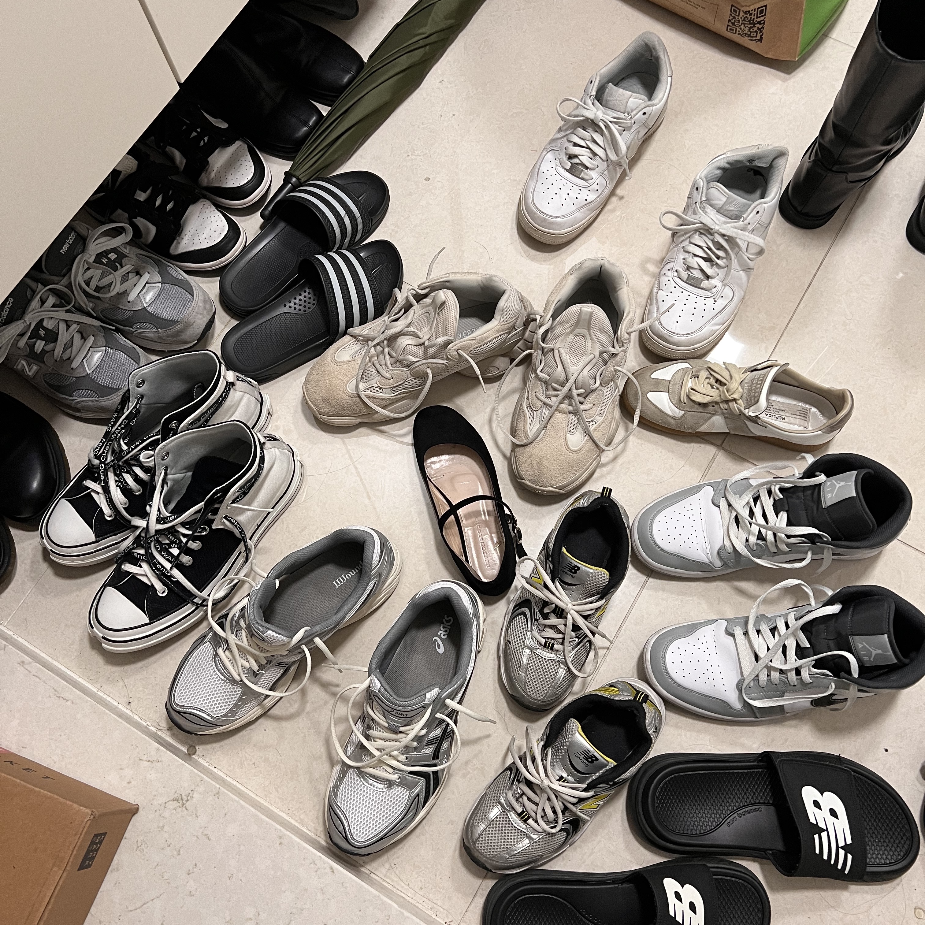 Converse x Feng Chen Wang Chuck 70 2-in-1 Natural Ivory Black, New Balance 992 Made in USA Grey - D Standard 착용 스타일