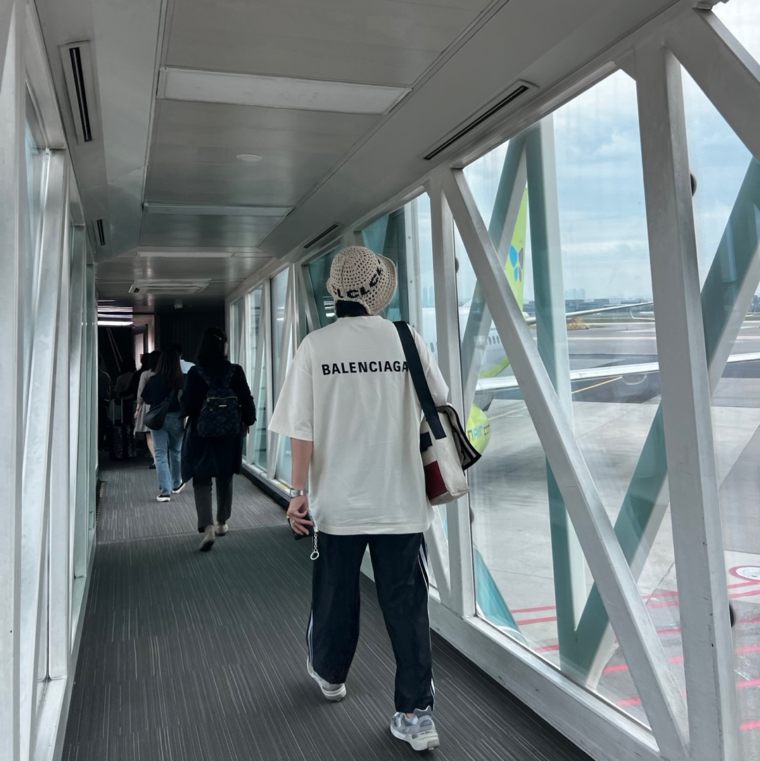Balenciaga Logo Medium Fit T-Shirt Beige Blue, New Balance 992 Made in USA Grey - D Standard 착용 스타일