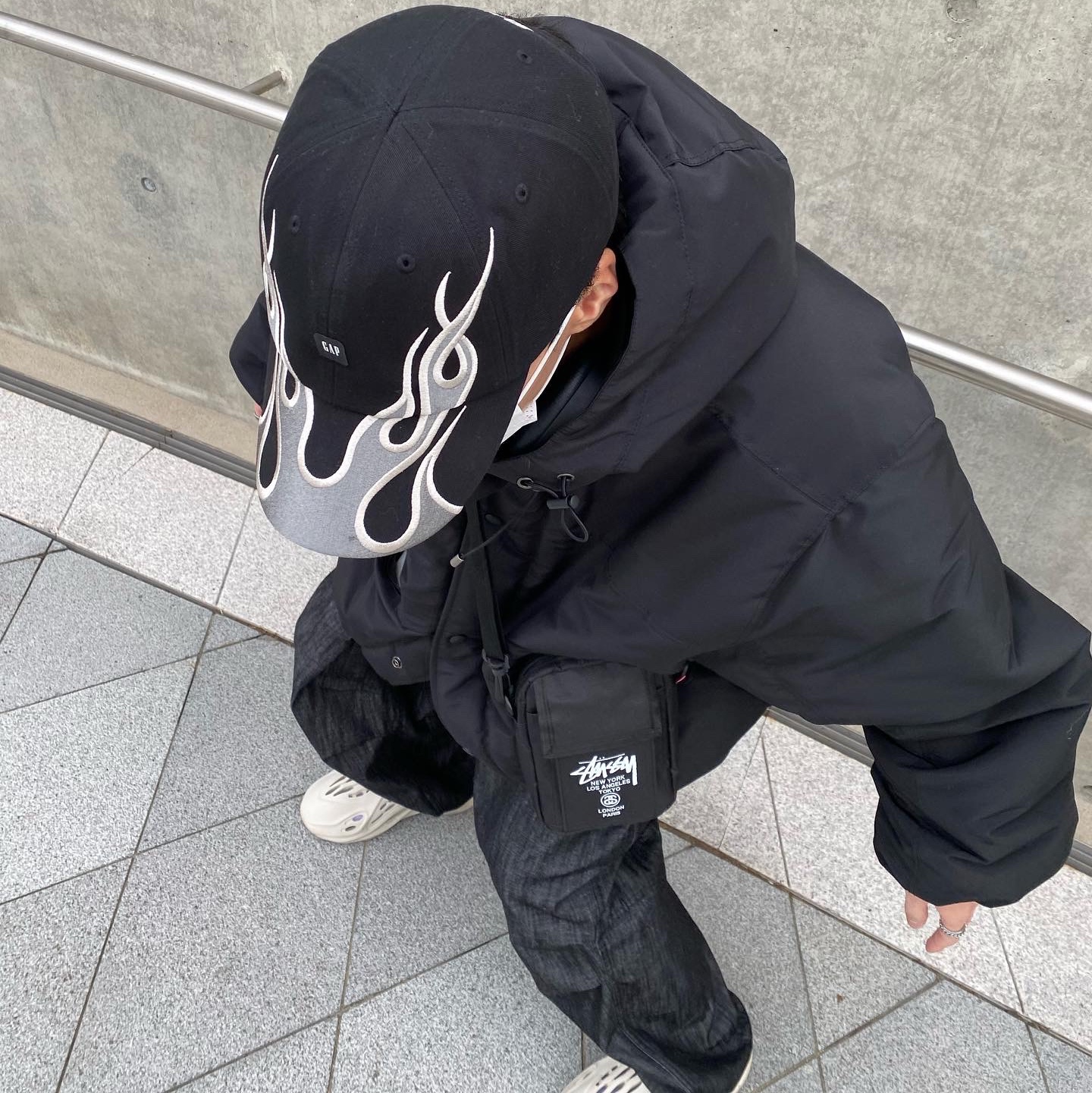 Yeezy Gap Engineered By Balenciaga Flame Cap Black, Adidas Yeezy Foam RNNR Ararat 착용 스타일 - 2